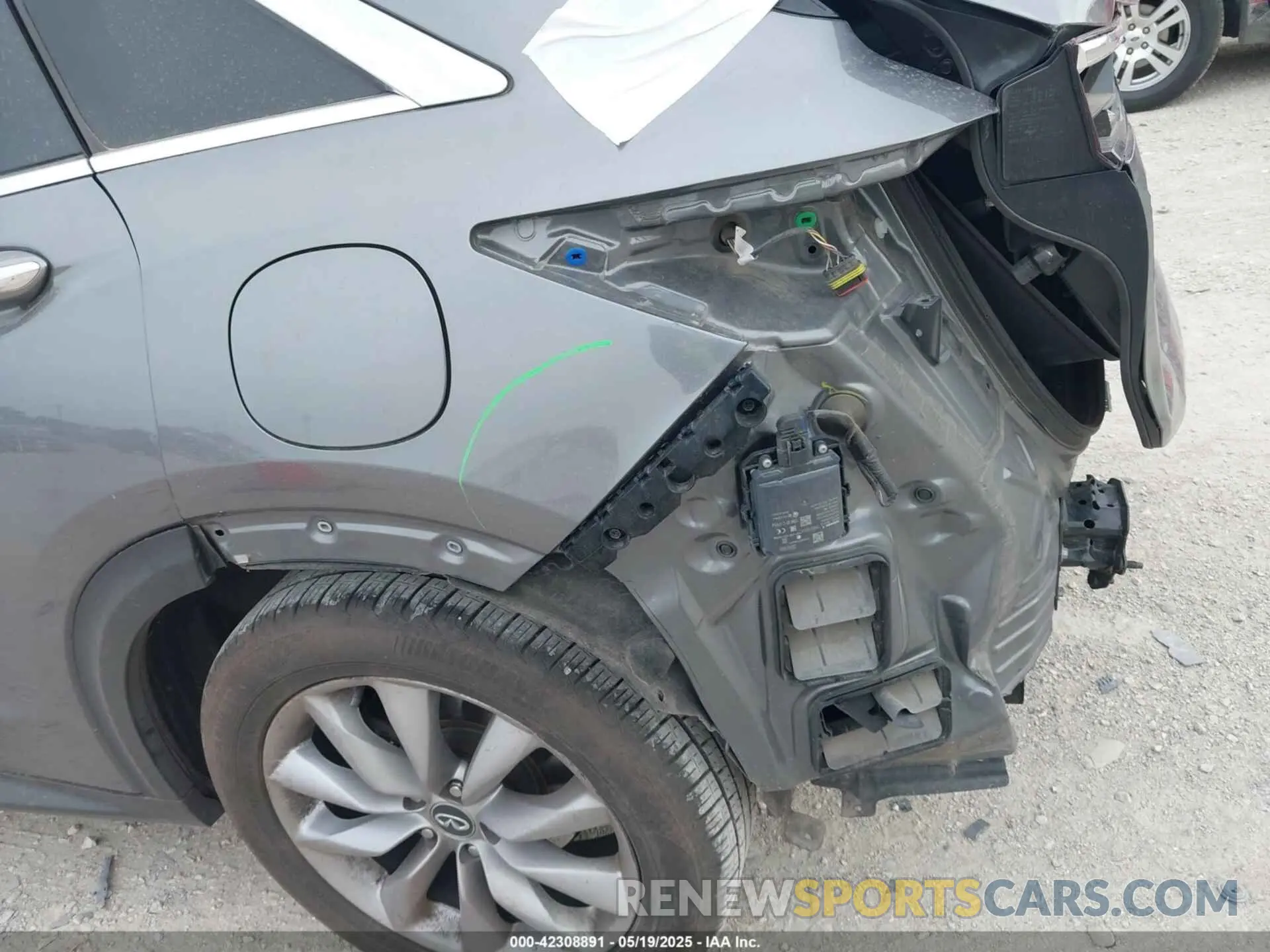 17 Photograph of a damaged car 3PCAJ5M19KF135211 INFINITI QX50 2019