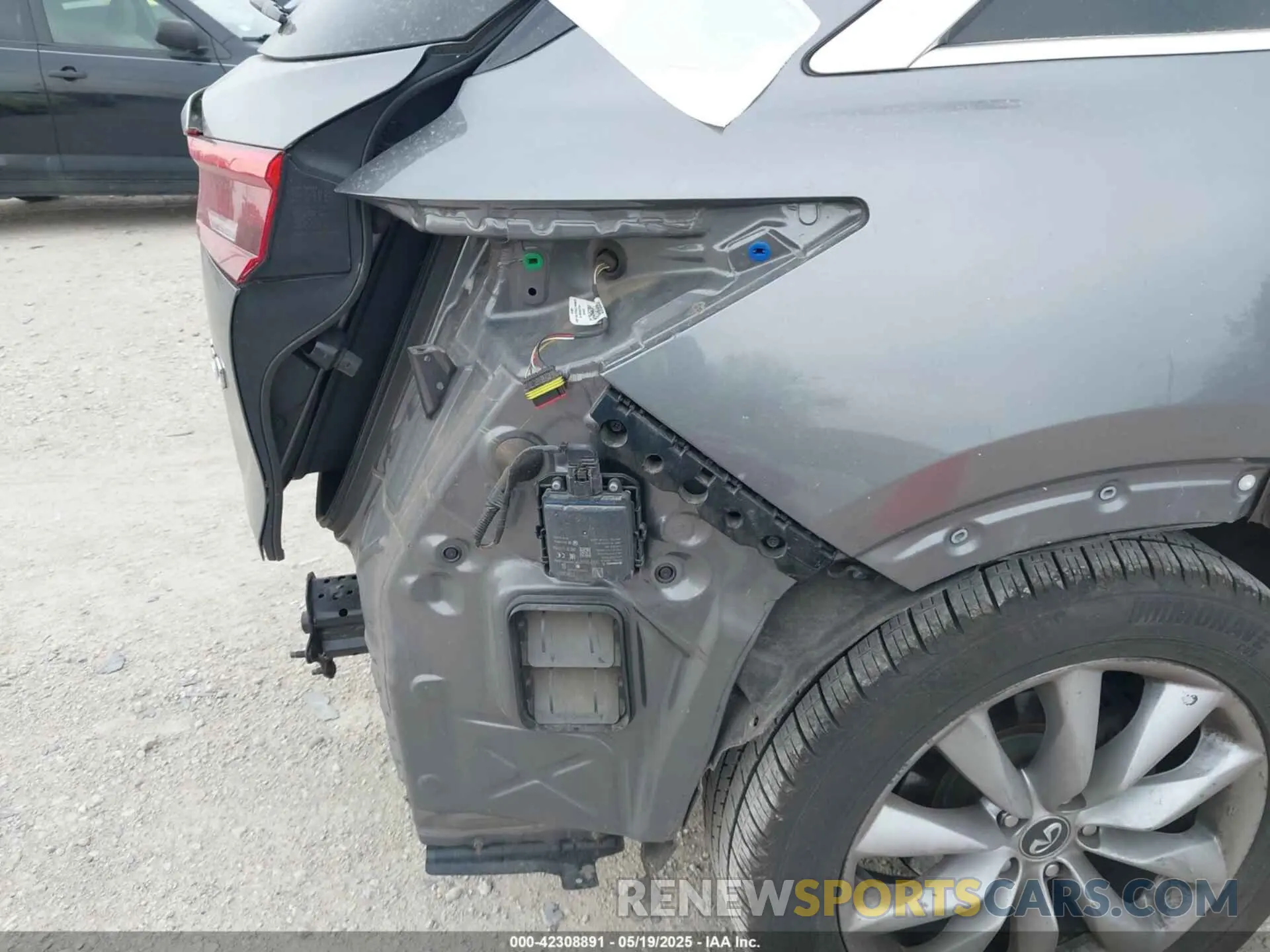 18 Photograph of a damaged car 3PCAJ5M19KF135211 INFINITI QX50 2019