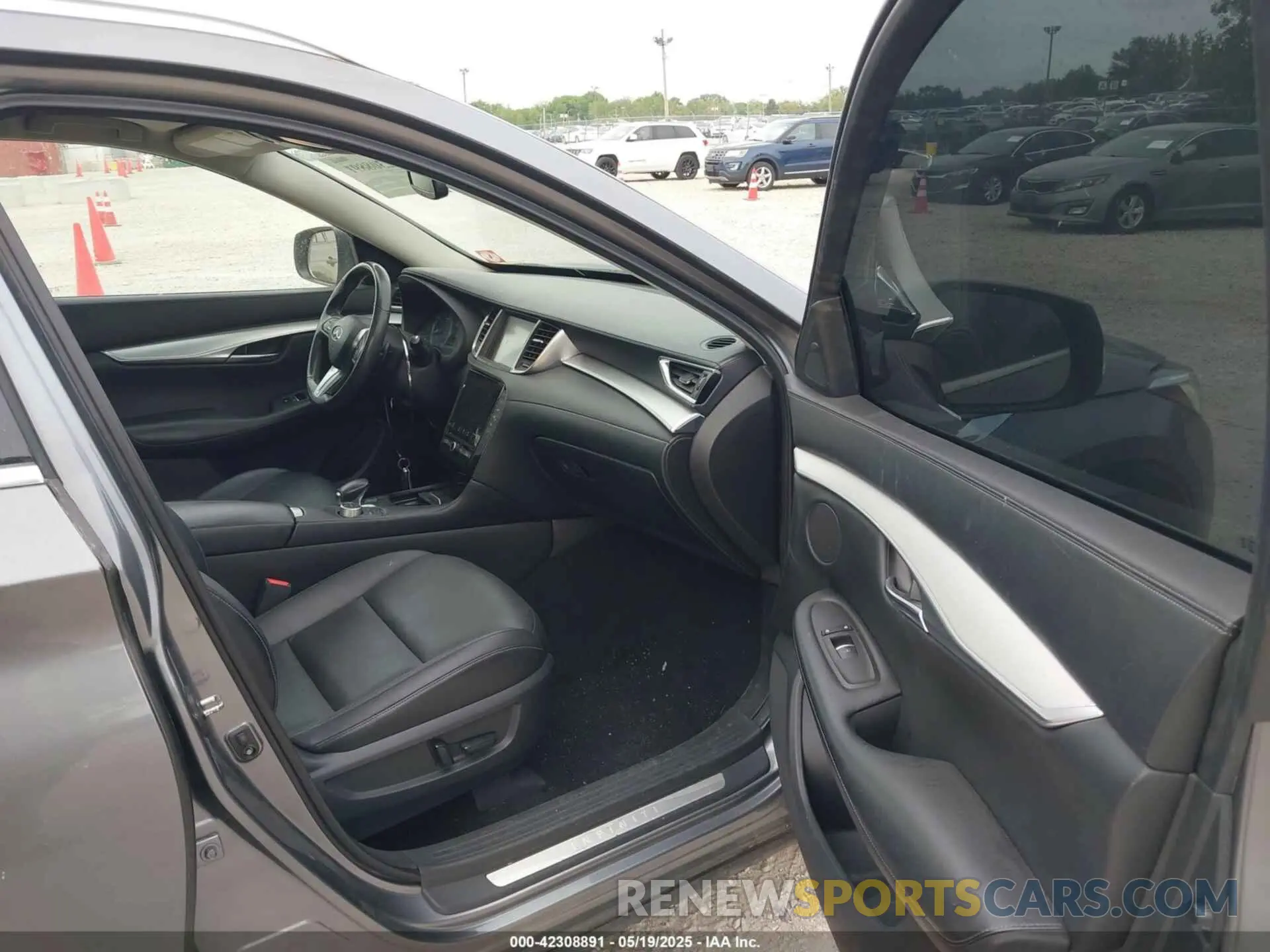 5 Photograph of a damaged car 3PCAJ5M19KF135211 INFINITI QX50 2019