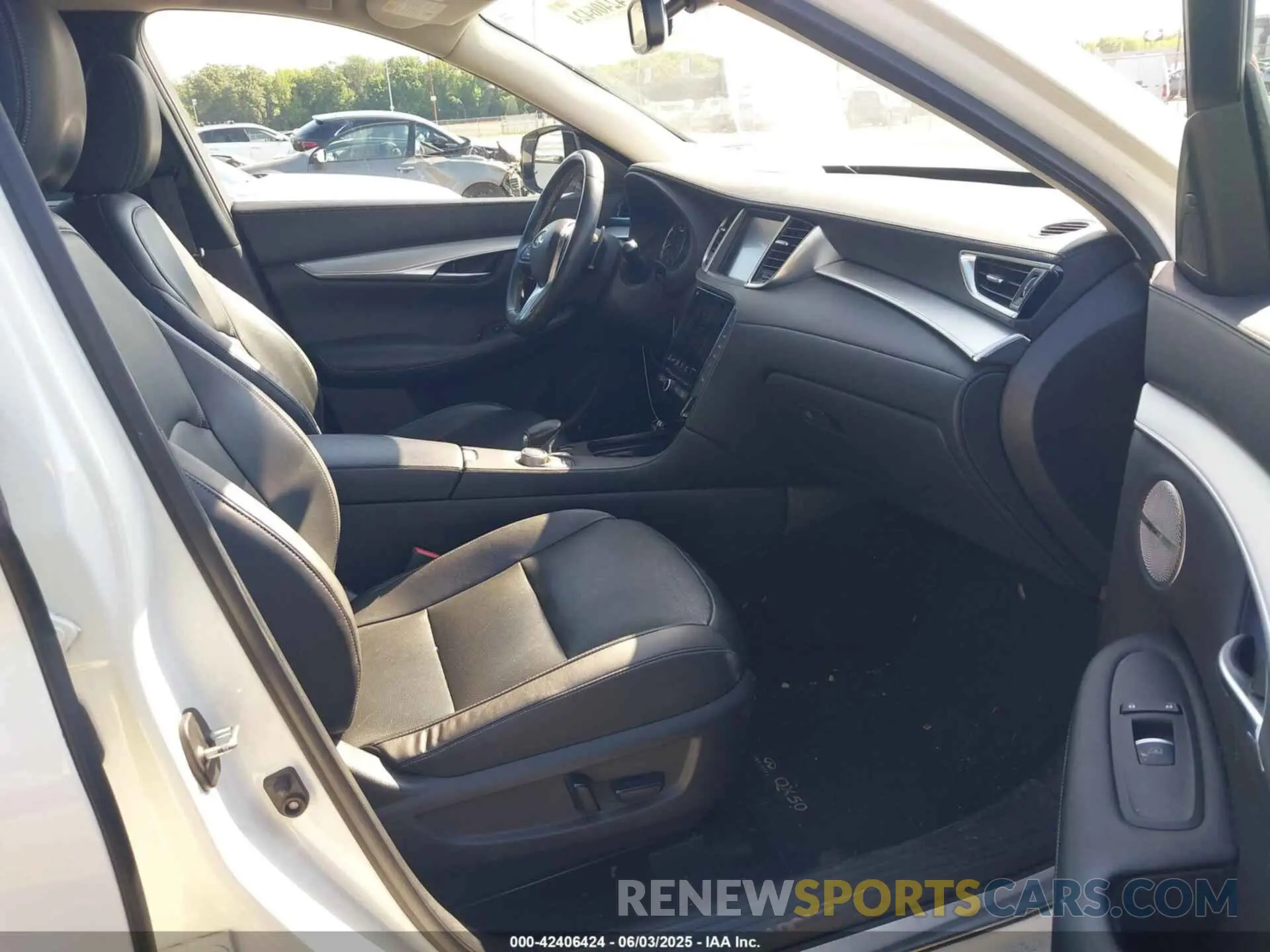 5 Photograph of a damaged car 3PCAJ5M32KF119272 INFINITI QX50 2019