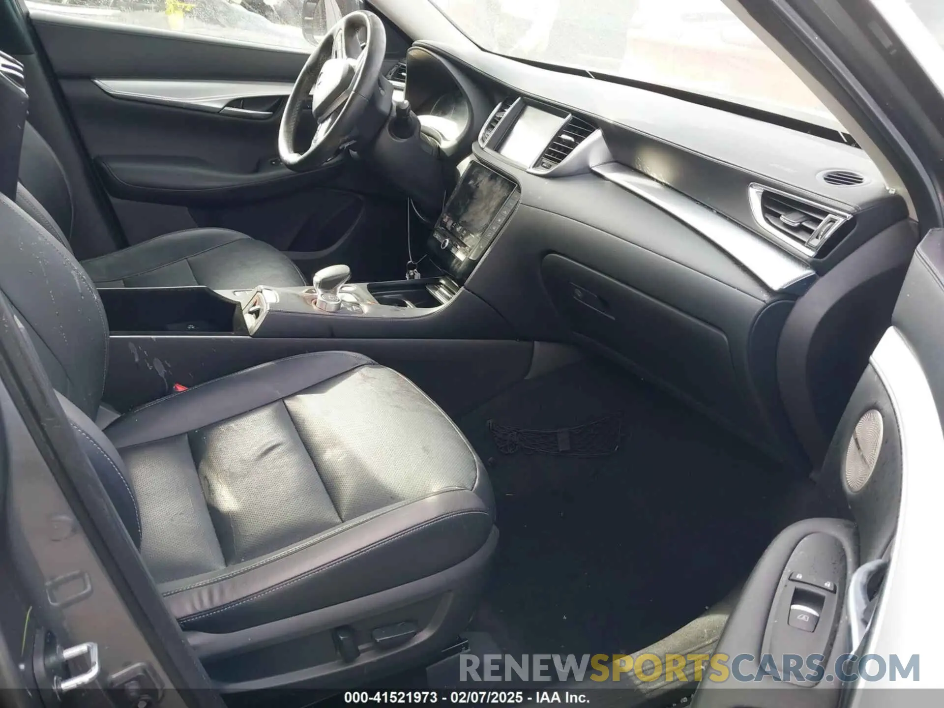 5 Photograph of a damaged car 3PCAJ5M38KF138733 INFINITI QX50 2019
