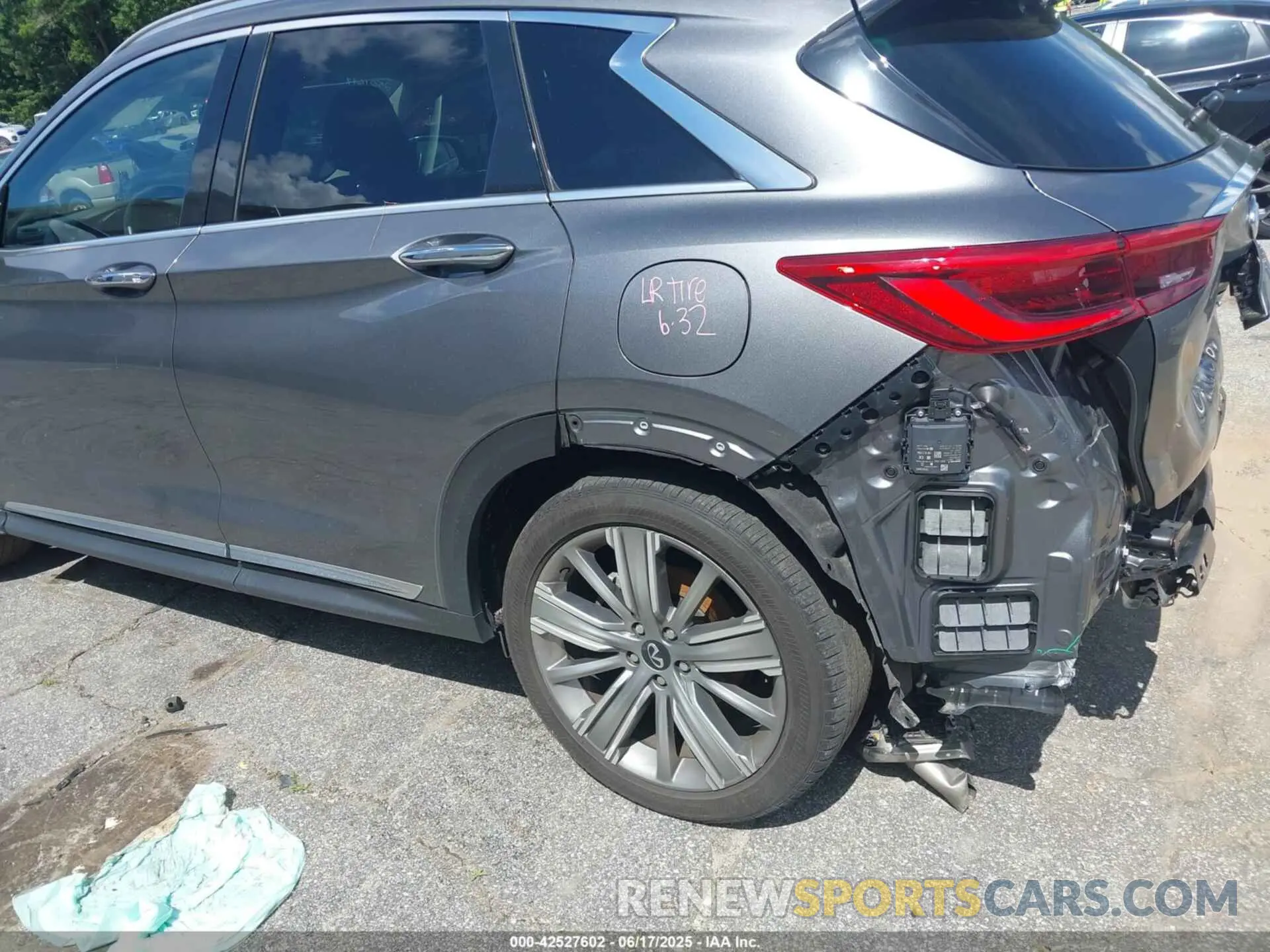 17 Photograph of a damaged car 3PCAJ5CA3MF115346 INFINITI QX50 2021