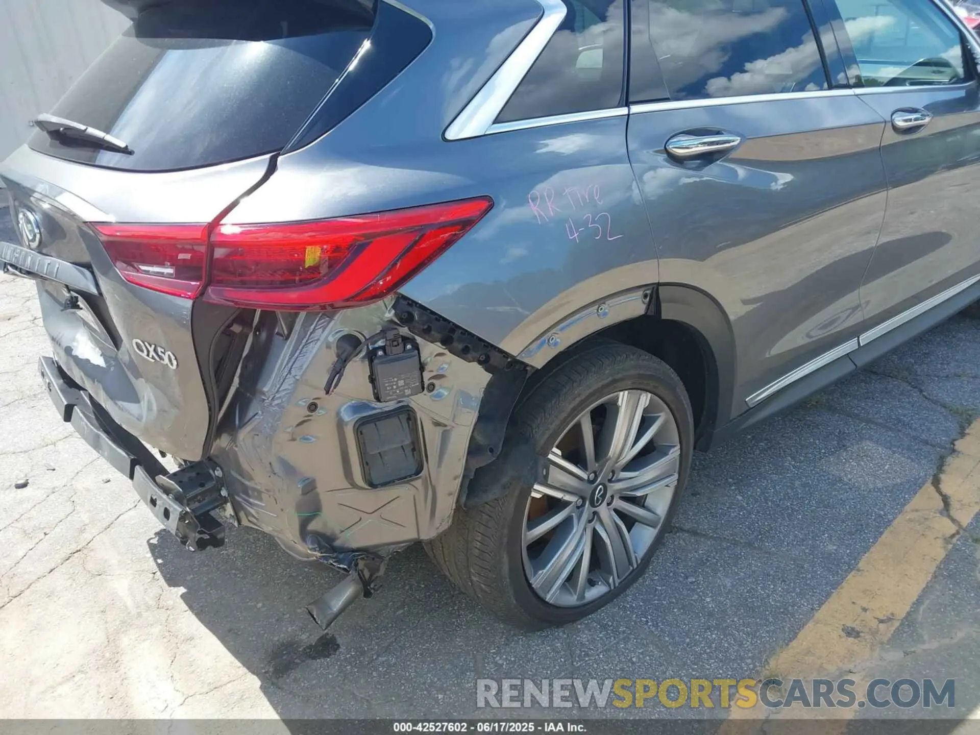 18 Photograph of a damaged car 3PCAJ5CA3MF115346 INFINITI QX50 2021