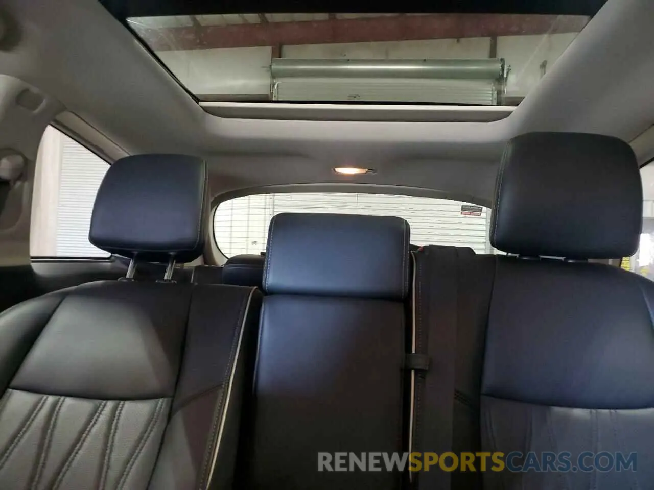 10 Photograph of a damaged car 5N1DL0MM0KC568526 INFINITI QX60 2019
