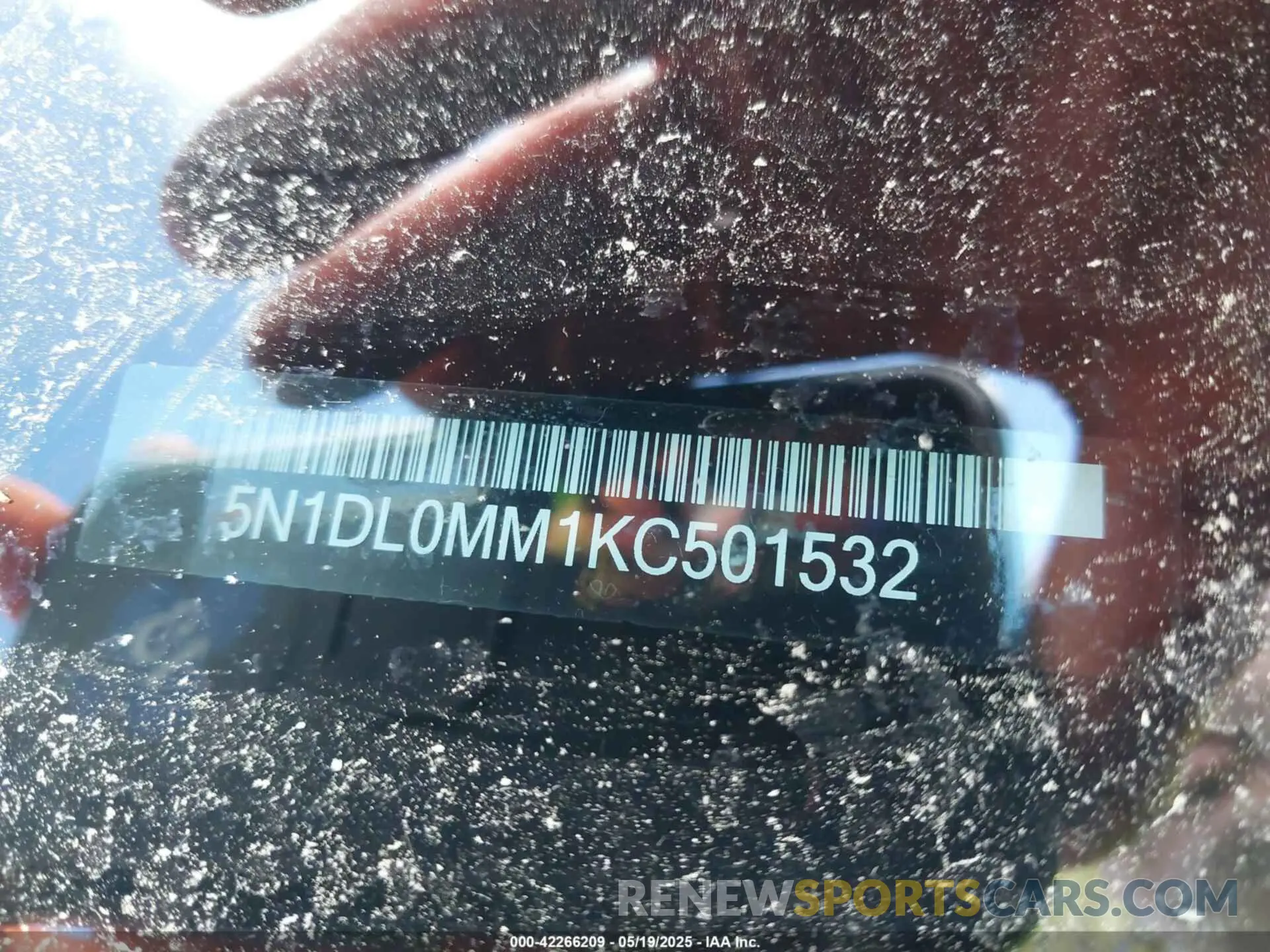 17 Photograph of a damaged car 5N1DL0MM1KC501532 INFINITI QX60 2019