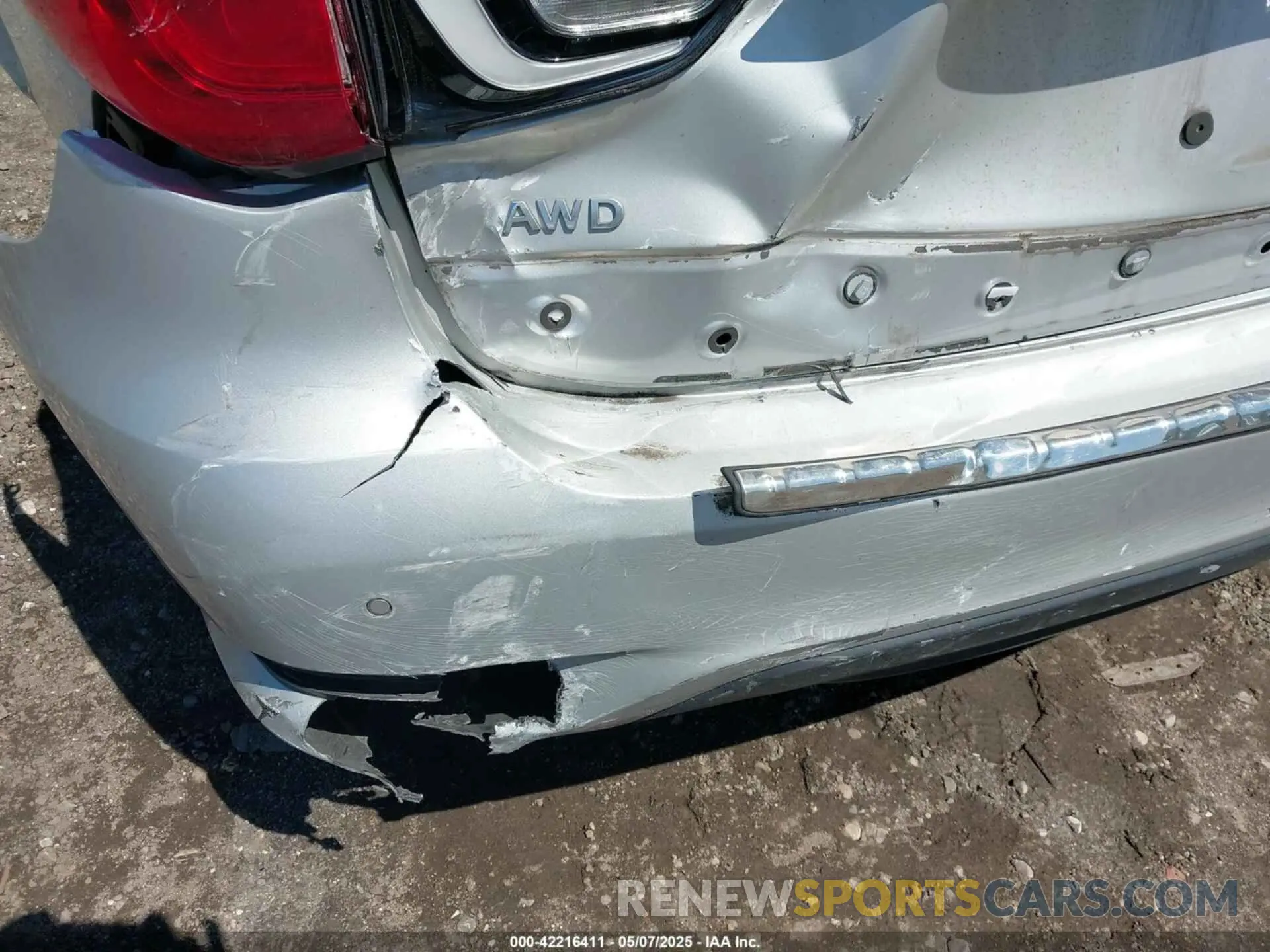18 Photograph of a damaged car 5N1DL0MM2KC525869 INFINITI QX60 2019