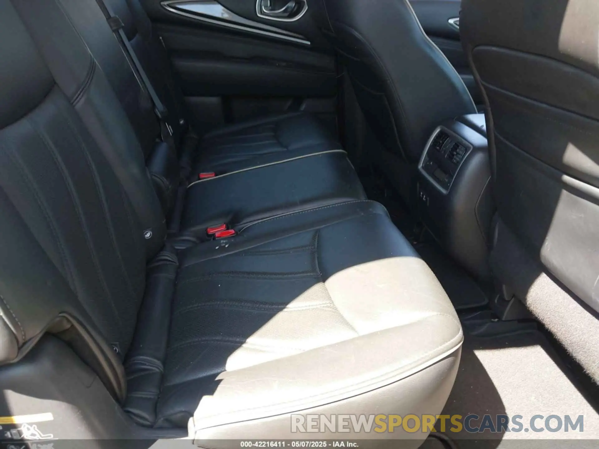 8 Photograph of a damaged car 5N1DL0MM2KC525869 INFINITI QX60 2019