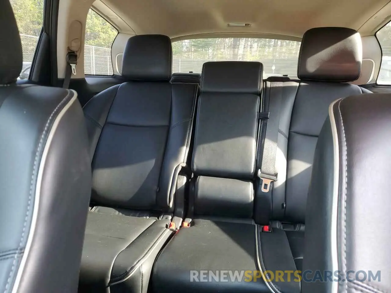 10 Photograph of a damaged car 5N1DL0MM3KC559206 INFINITI QX60 2019