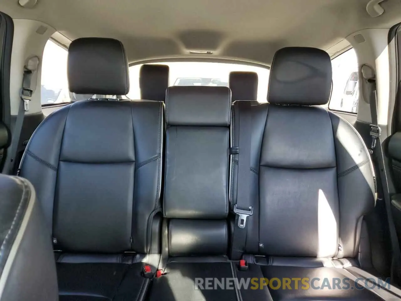 10 Photograph of a damaged car 5N1DL0MM4KC561837 INFINITI QX60 2019