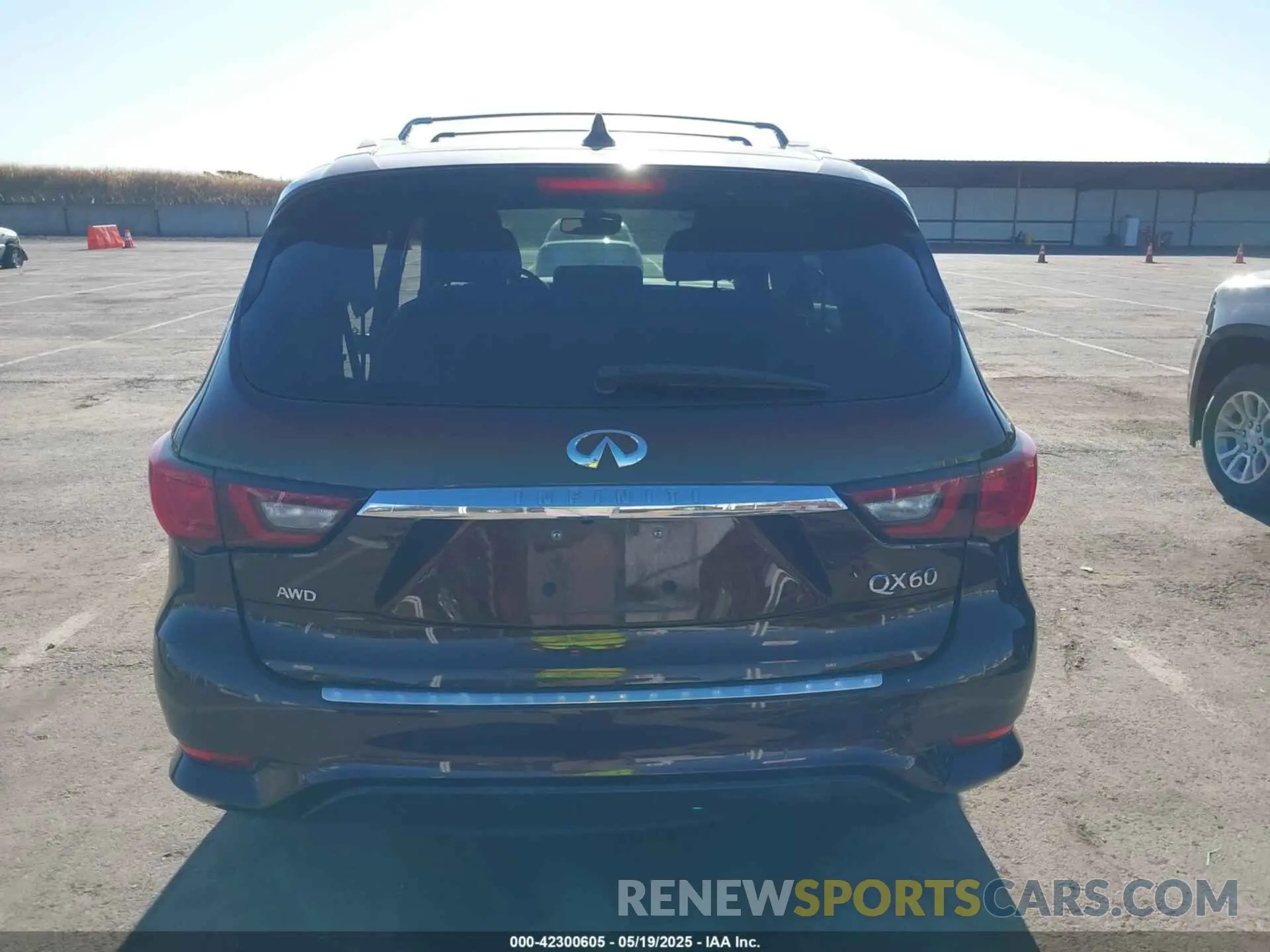 17 Photograph of a damaged car 5N1DL0MM4KC569307 INFINITI QX60 2019