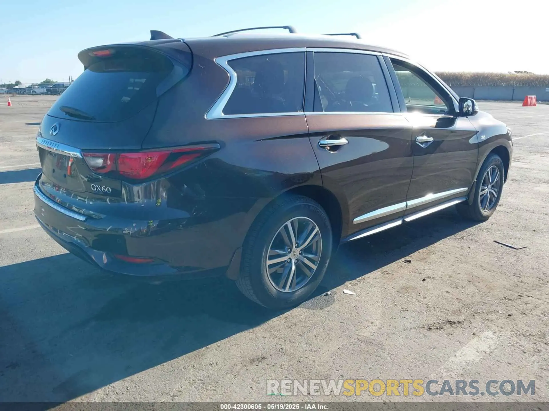 4 Photograph of a damaged car 5N1DL0MM4KC569307 INFINITI QX60 2019