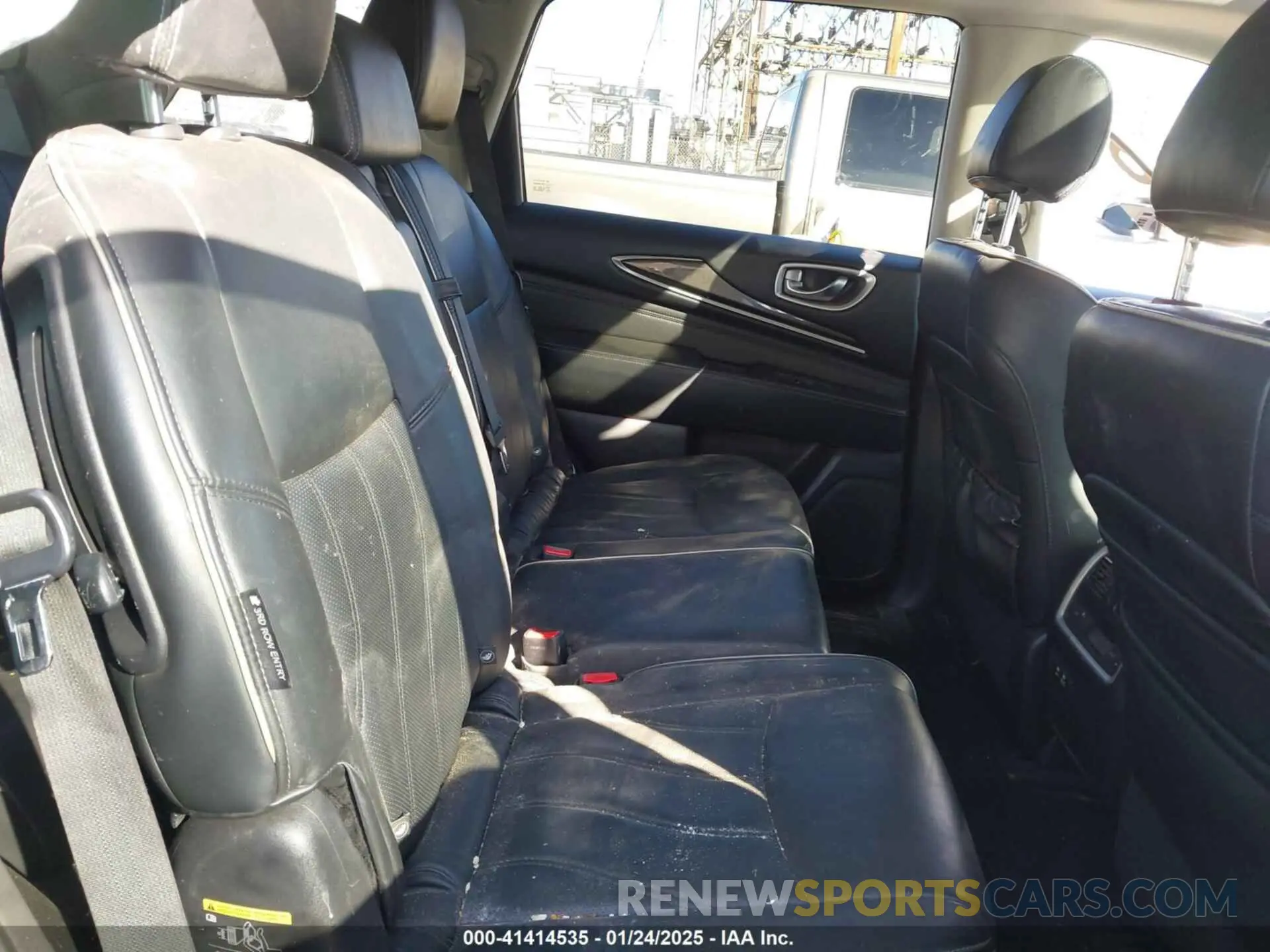 8 Photograph of a damaged car 5N1DL0MM5KC558221 INFINITI QX60 2019