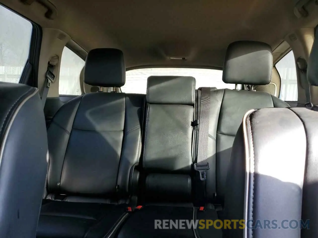 10 Photograph of a damaged car 5N1DL0MM6KC569907 INFINITI QX60 2019