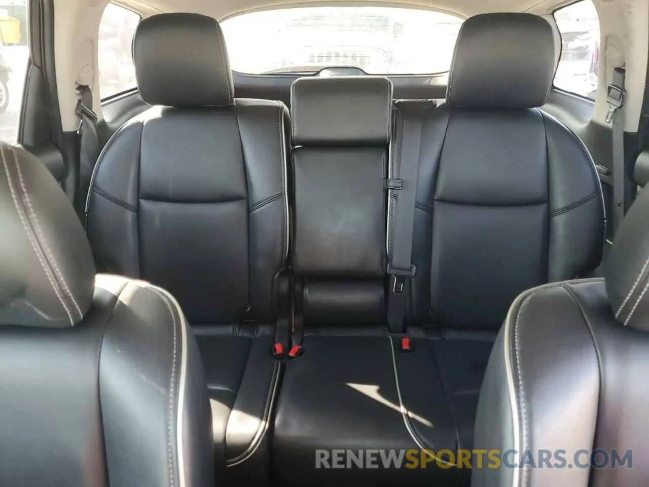 10 Photograph of a damaged car 5N1DL0MM7KC553229 INFINITI QX60 2019