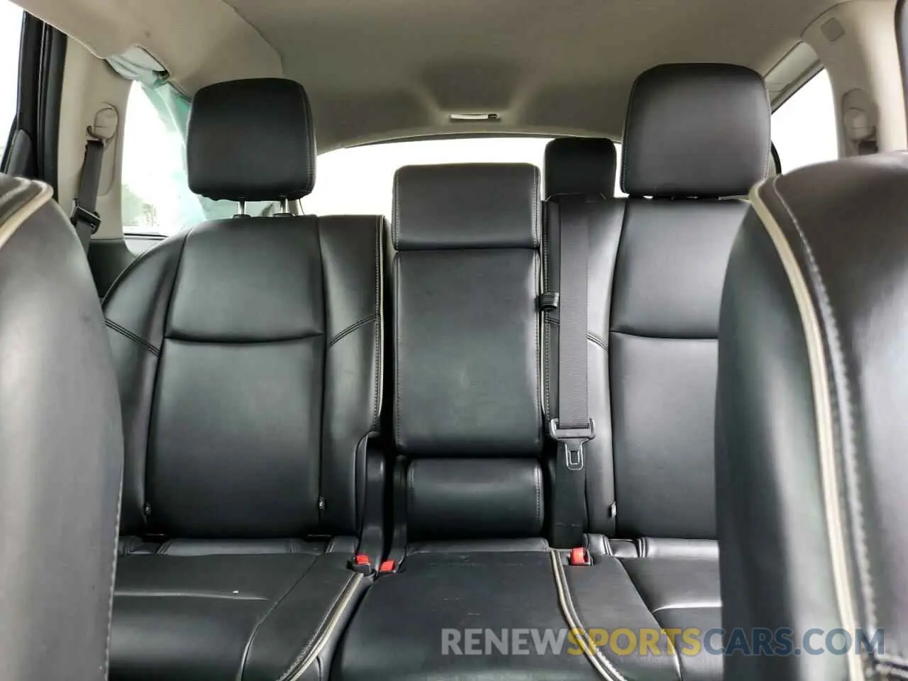 10 Photograph of a damaged car 5N1DL0MM8KC531336 INFINITI QX60 2019