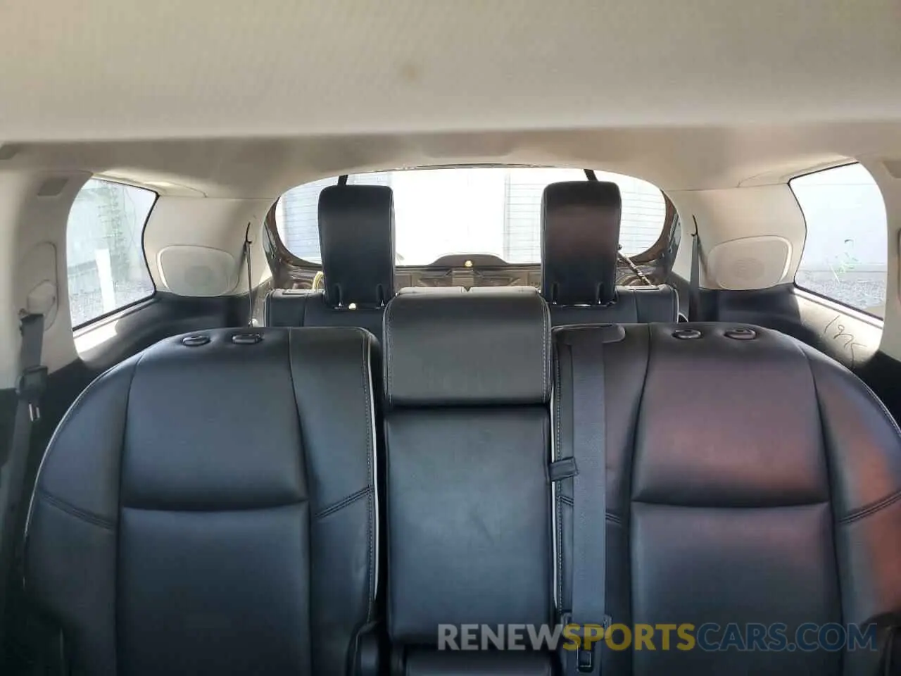 10 Photograph of a damaged car 5N1DL0MM9KC504209 INFINITI QX60 2019