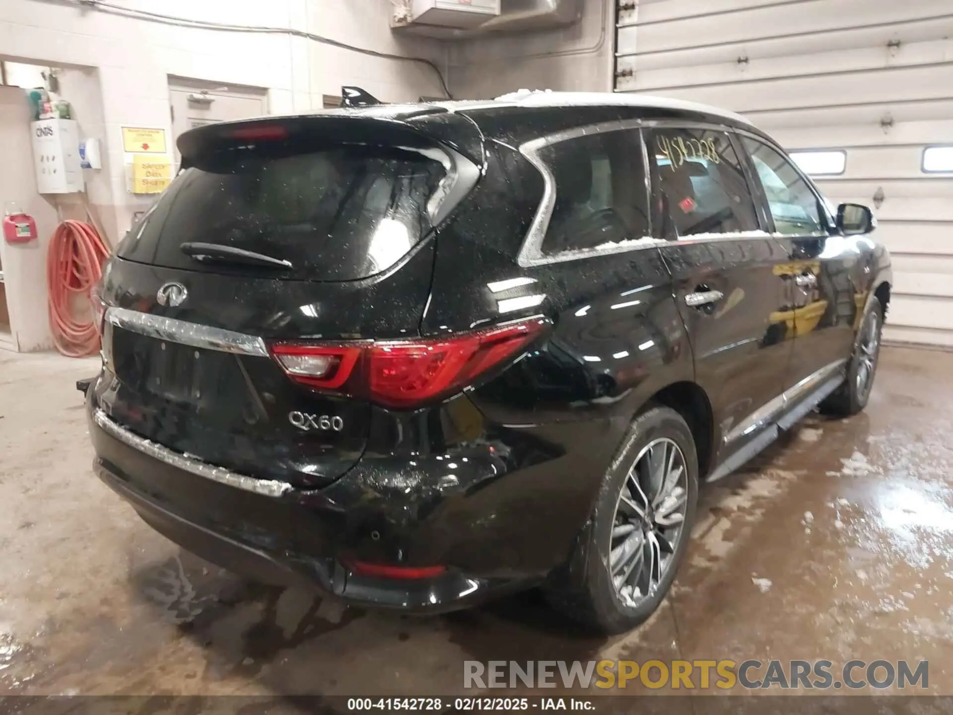 4 Photograph of a damaged car 5N1DL0MM9KC520393 INFINITI QX60 2019