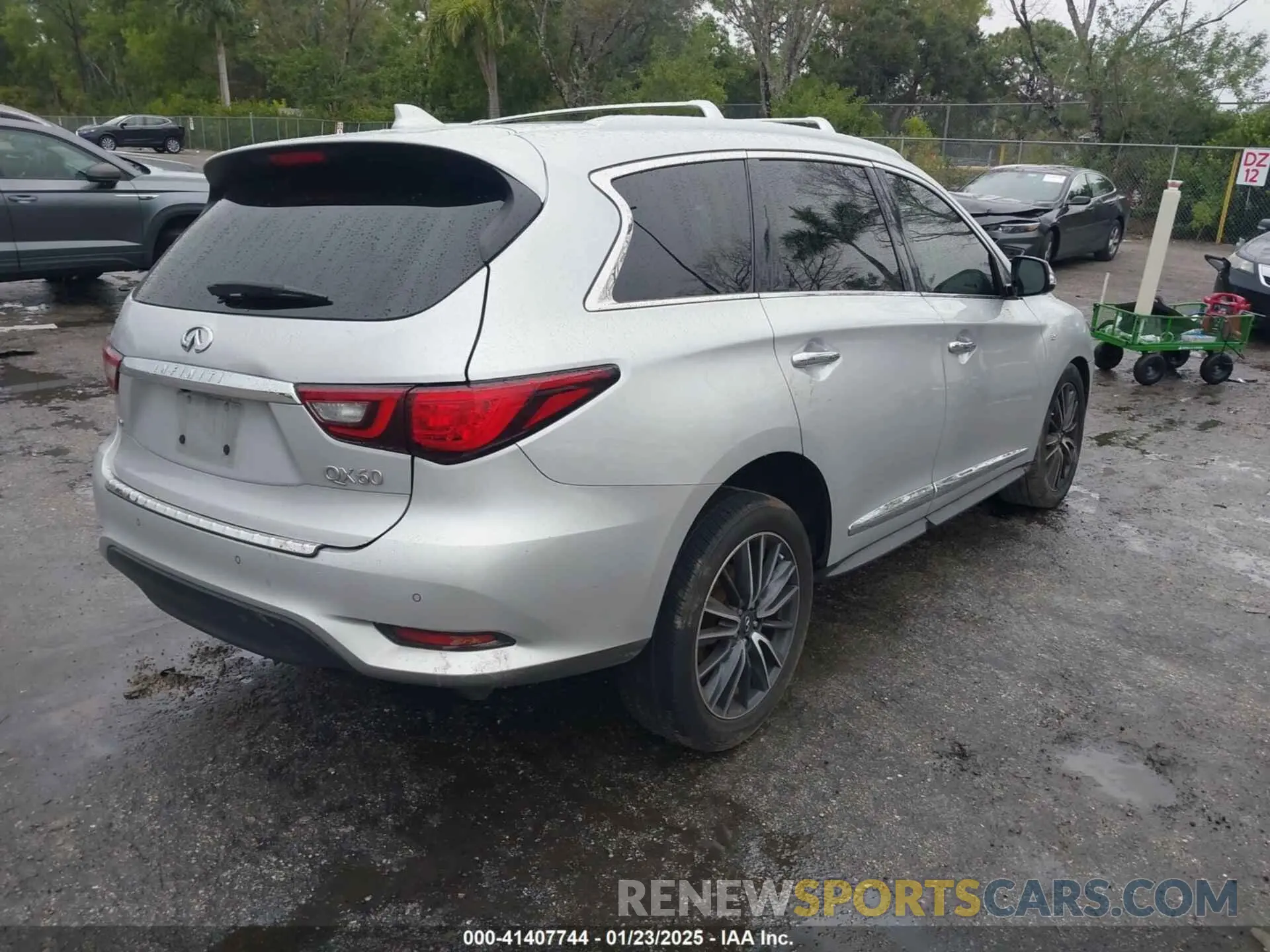 4 Photograph of a damaged car 5N1DL0MM9KC534133 INFINITI QX60 2019