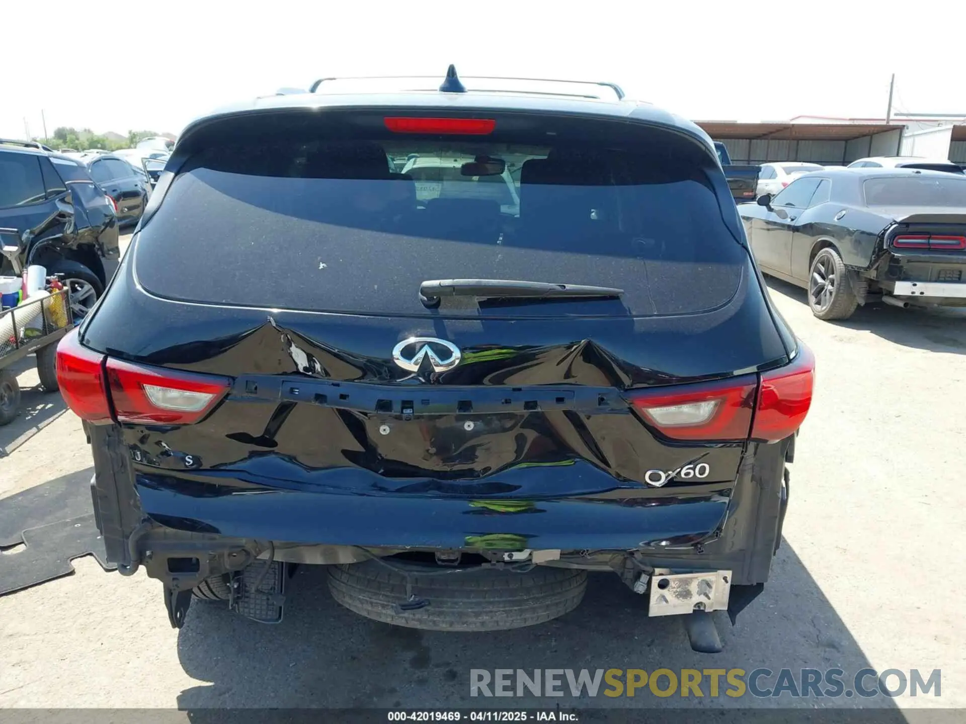 17 Photograph of a damaged car 5N1DL0MN0KC528519 INFINITI QX60 2019