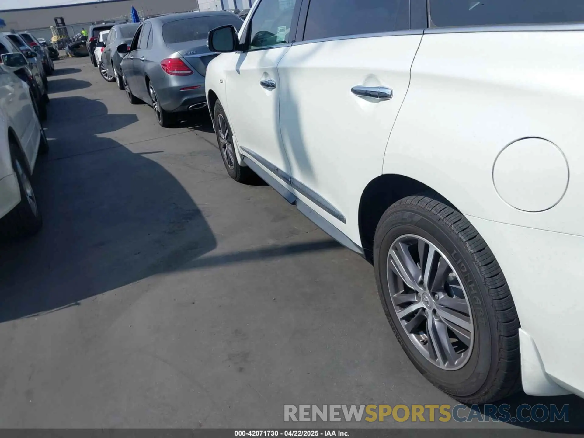 14 Photograph of a damaged car 5N1DL0MN1KC525483 INFINITI QX60 2019