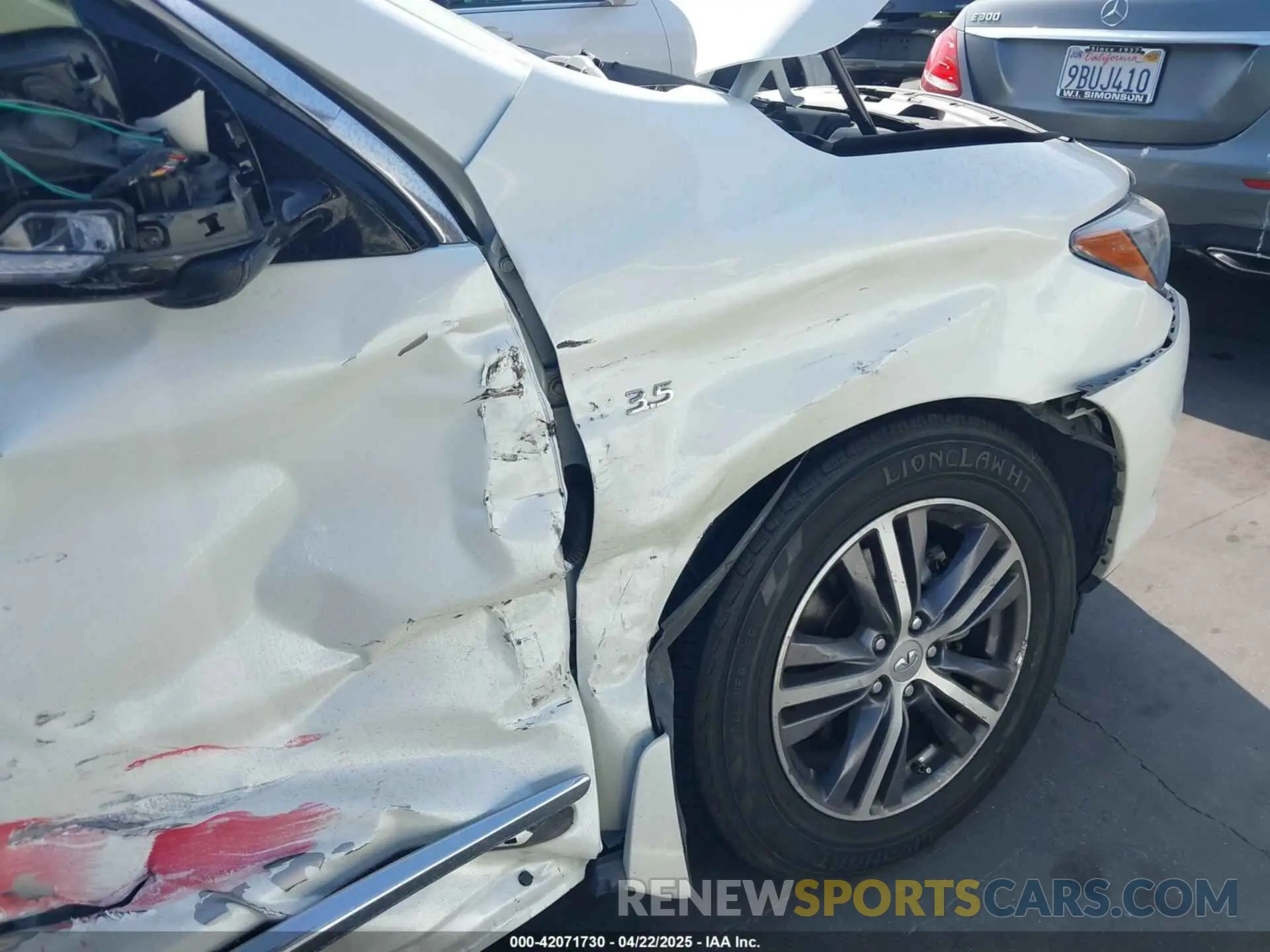 18 Photograph of a damaged car 5N1DL0MN1KC525483 INFINITI QX60 2019