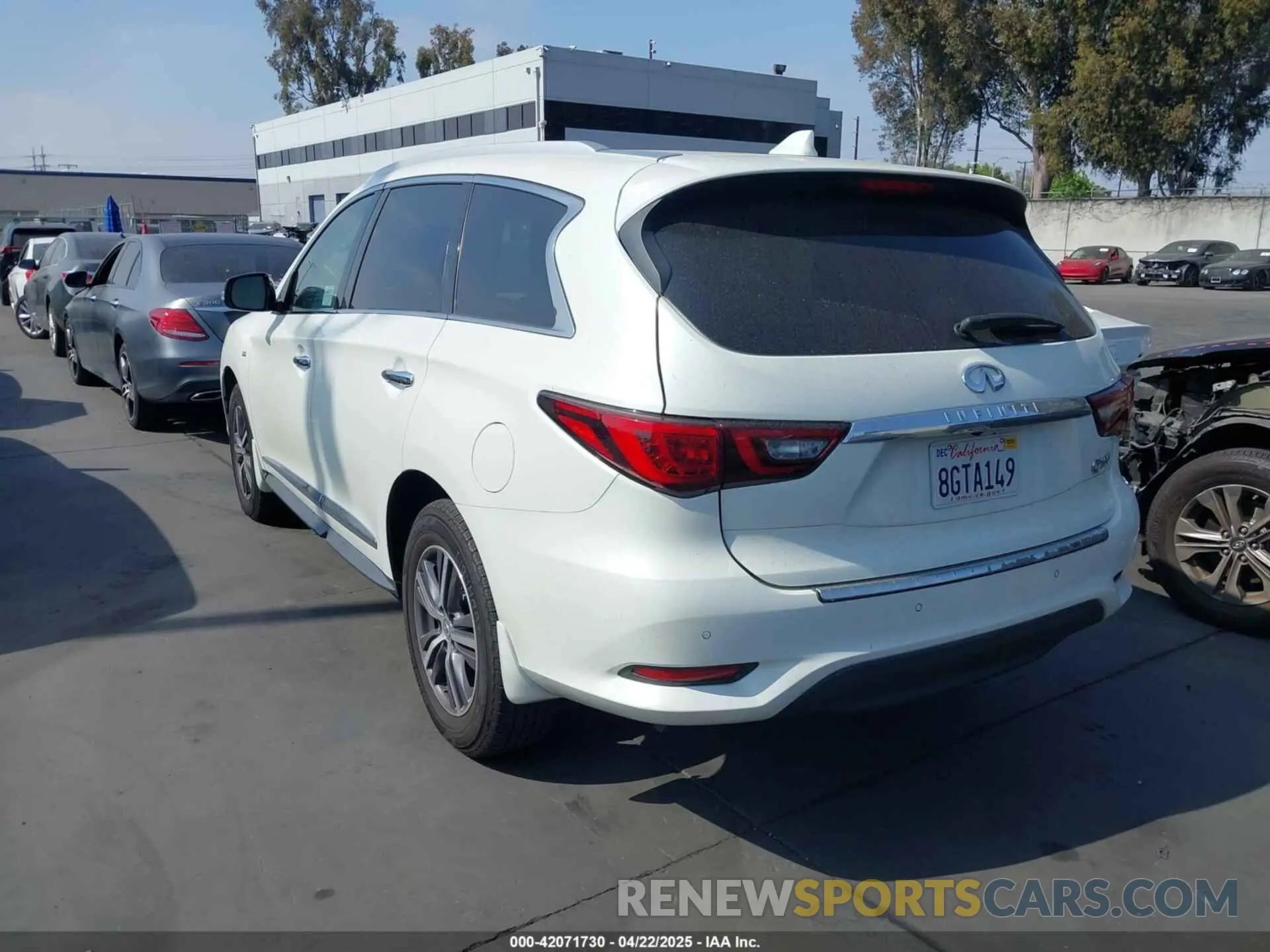 3 Photograph of a damaged car 5N1DL0MN1KC525483 INFINITI QX60 2019