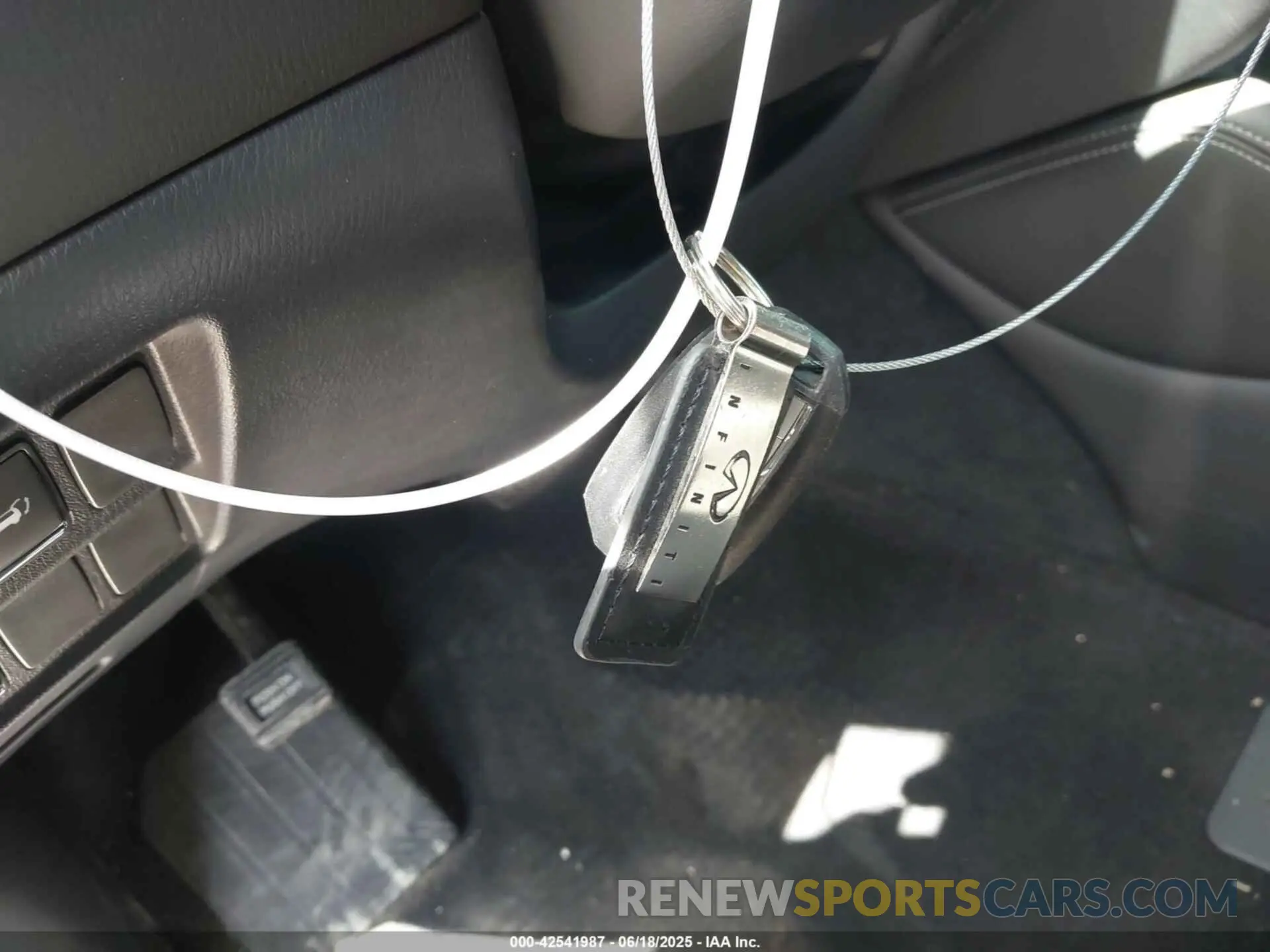 11 Photograph of a damaged car 5N1DL0MN2KC535357 INFINITI QX60 2019