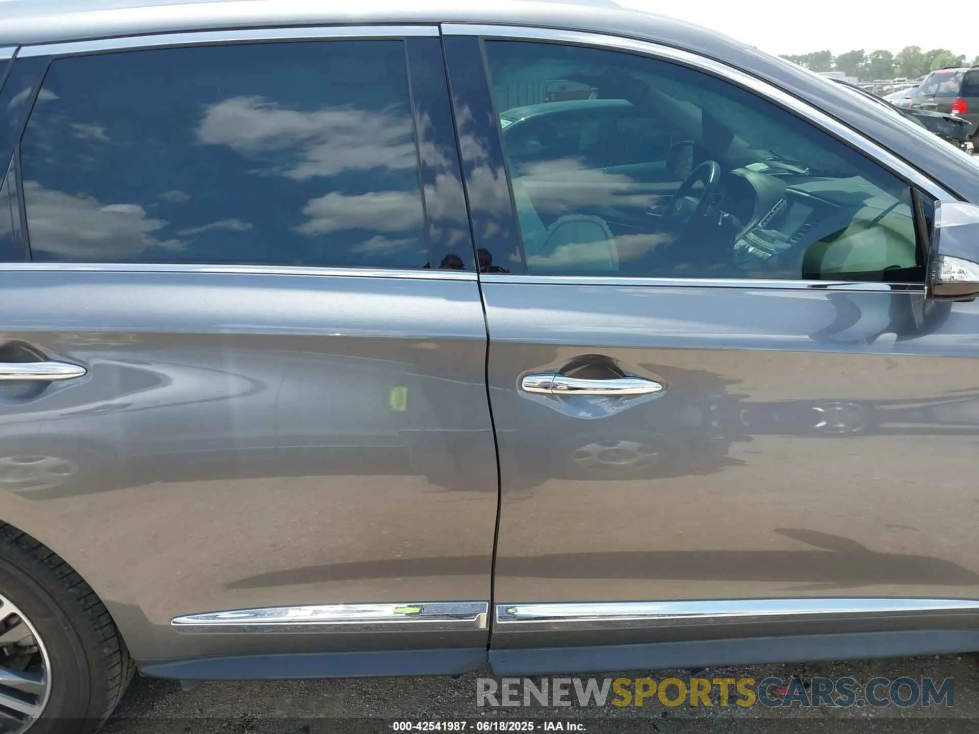 13 Photograph of a damaged car 5N1DL0MN2KC535357 INFINITI QX60 2019