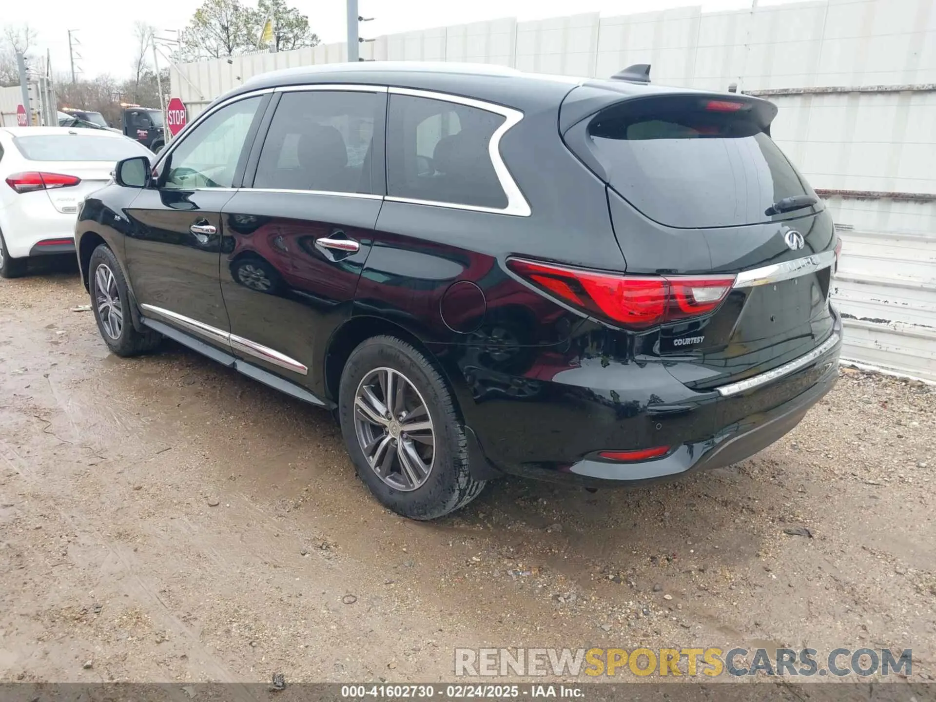 3 Photograph of a damaged car 5N1DL0MN3KC552717 INFINITI QX60 2019