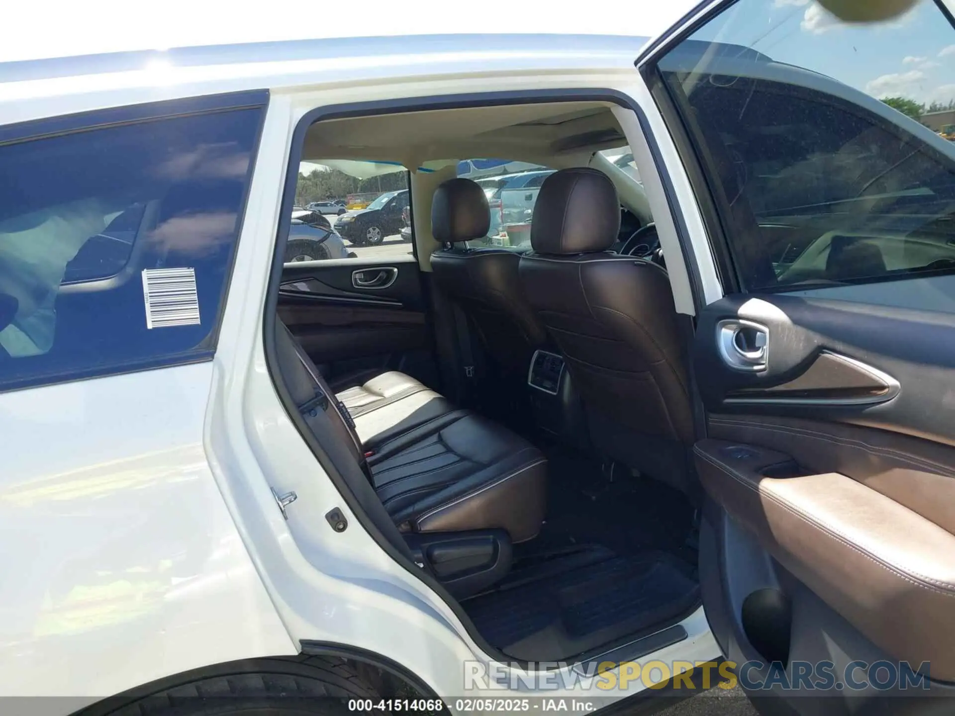 8 Photograph of a damaged car 5N1DL0MN6KC502748 INFINITI QX60 2019