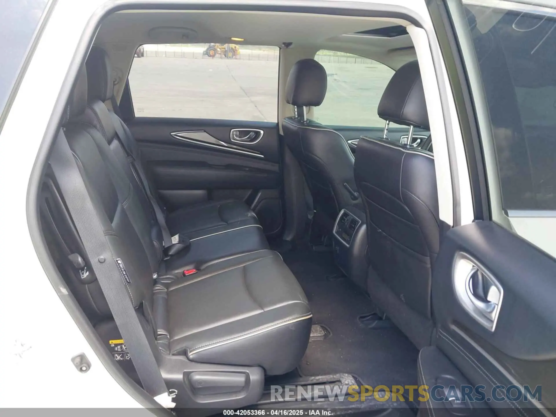 8 Photograph of a damaged car 5N1DL0MN7KC504184 INFINITI QX60 2019