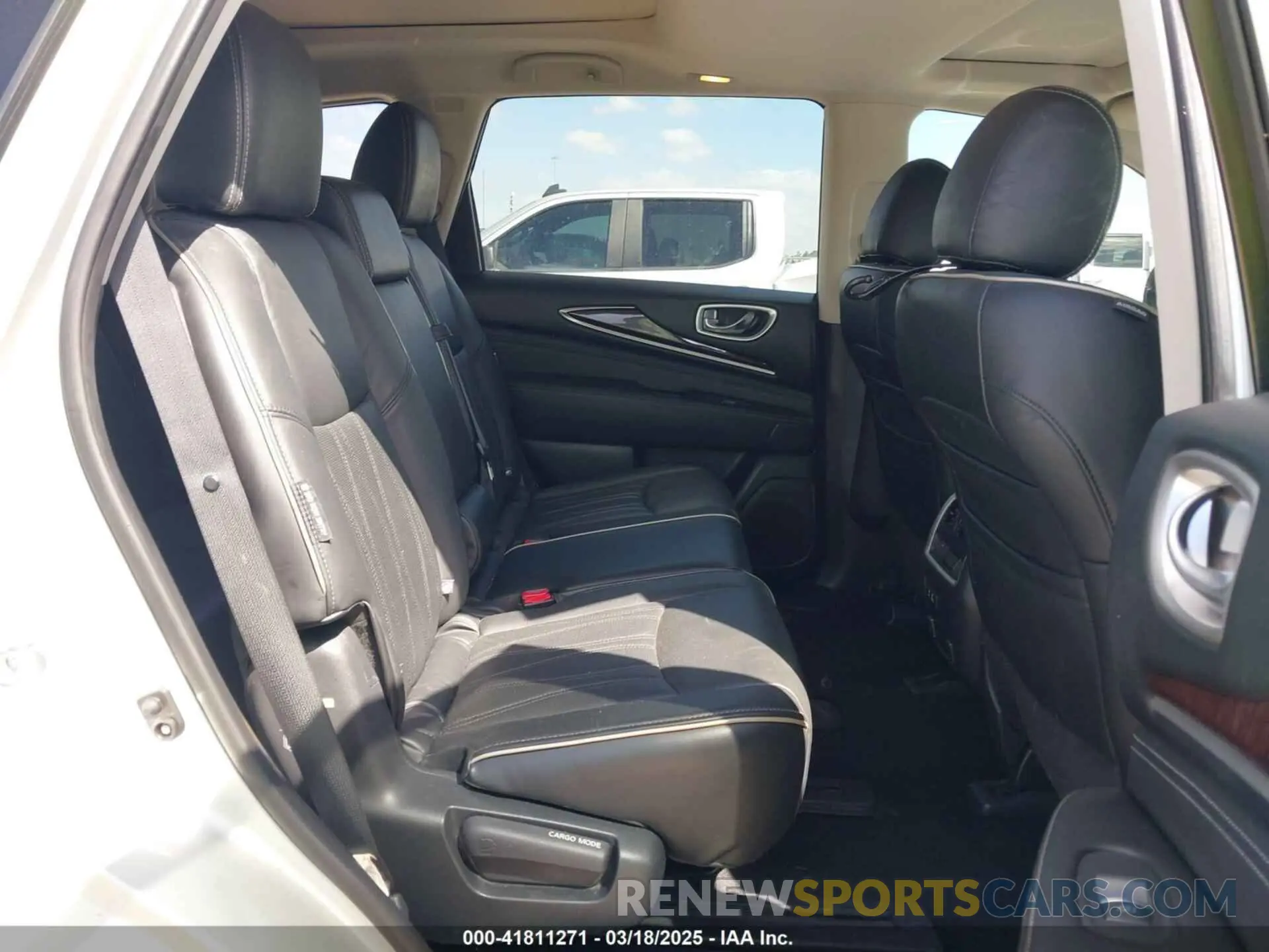 8 Photograph of a damaged car 5N1DL0MN8KC526839 INFINITI QX60 2019