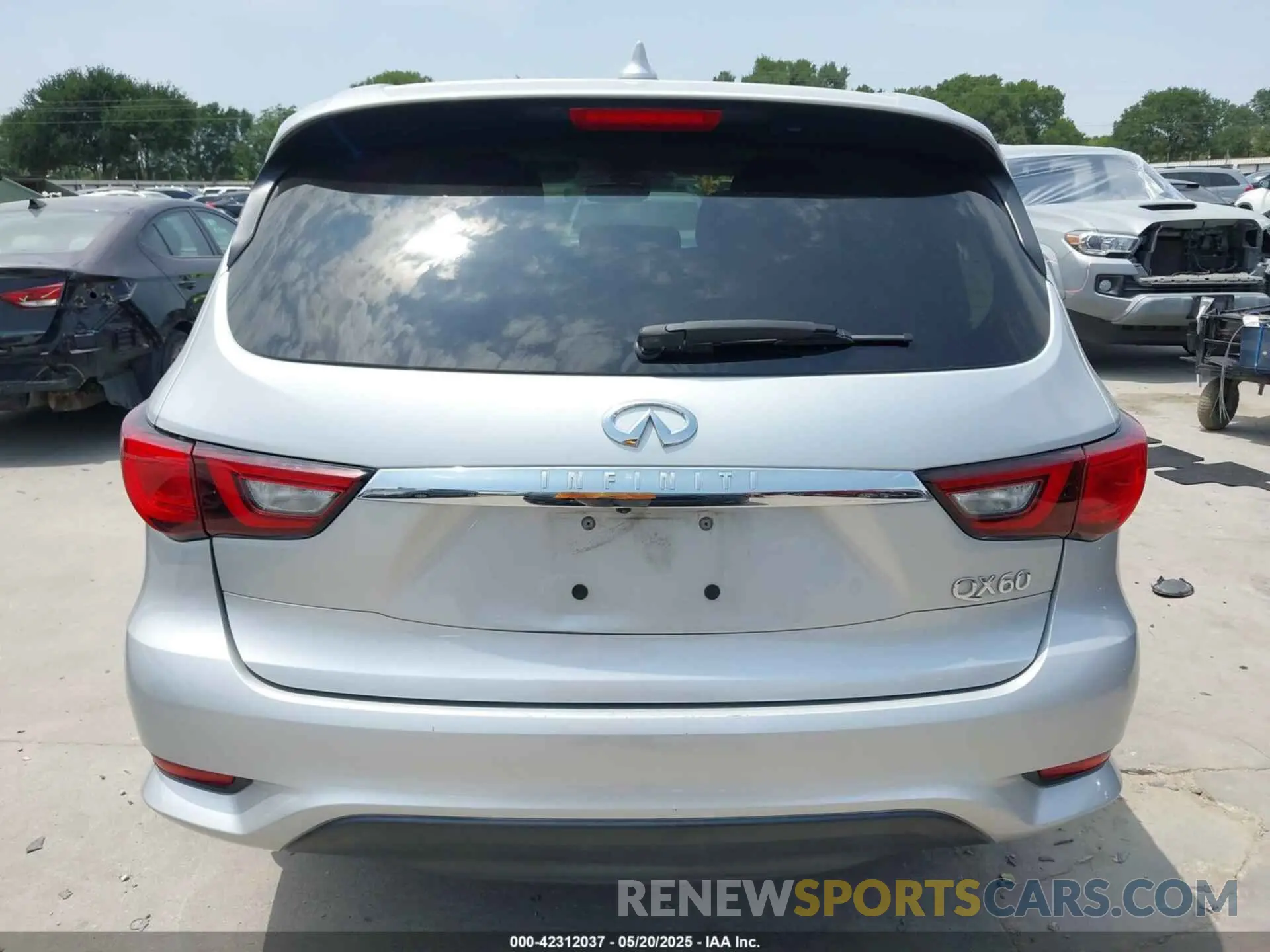 16 Photograph of a damaged car 5N1DL0MN8KC548730 INFINITI QX60 2019