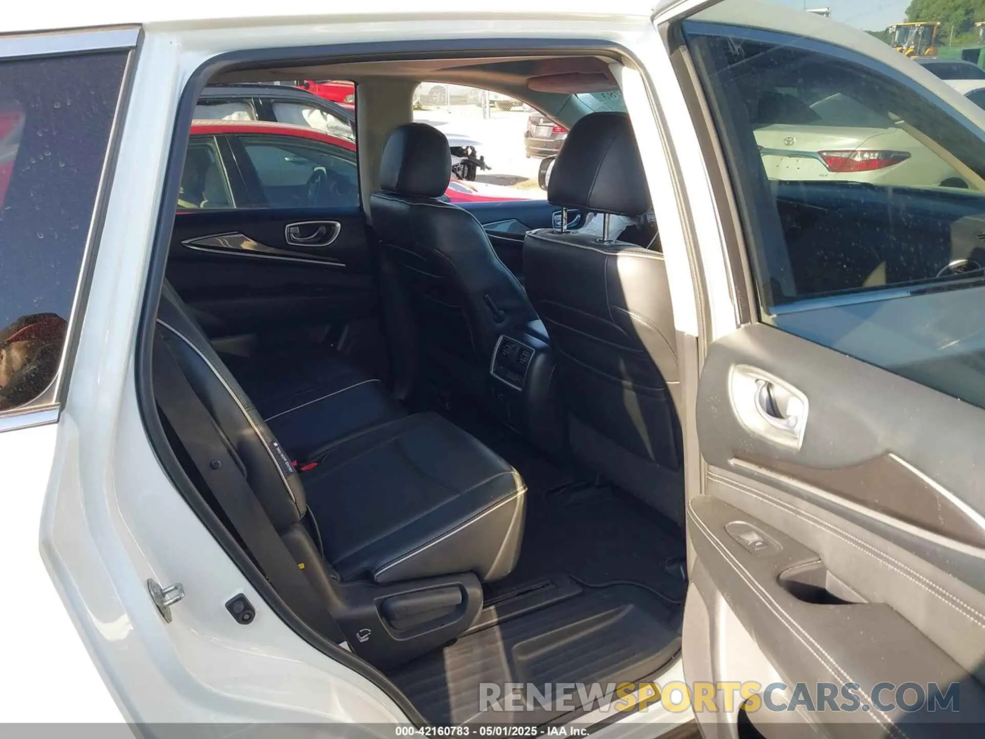 8 Photograph of a damaged car 5N1DL0MNXKC503952 INFINITI QX60 2019