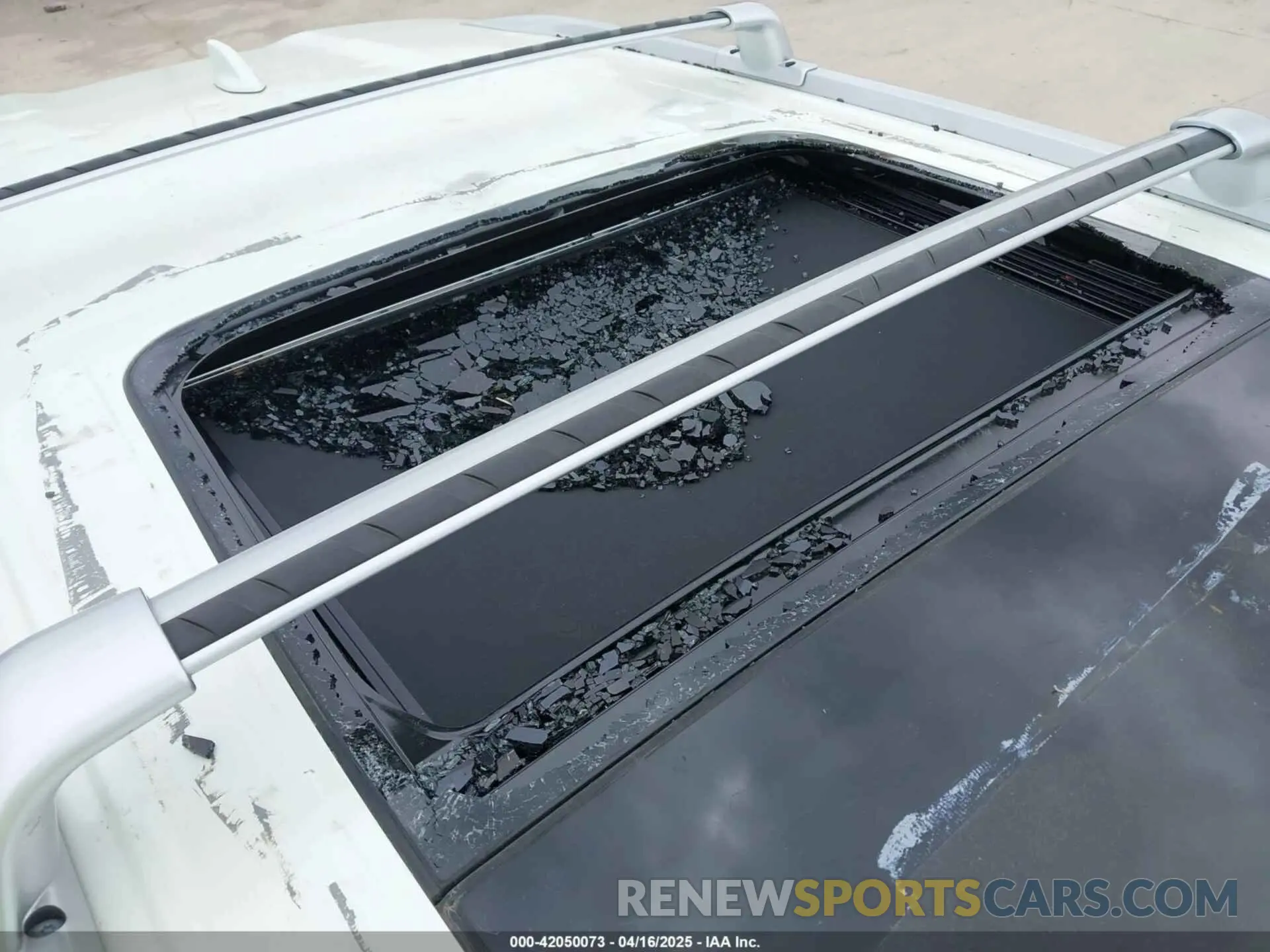 18 Photograph of a damaged car 5N1DL1FR4NC330262 INFINITI QX60 2022