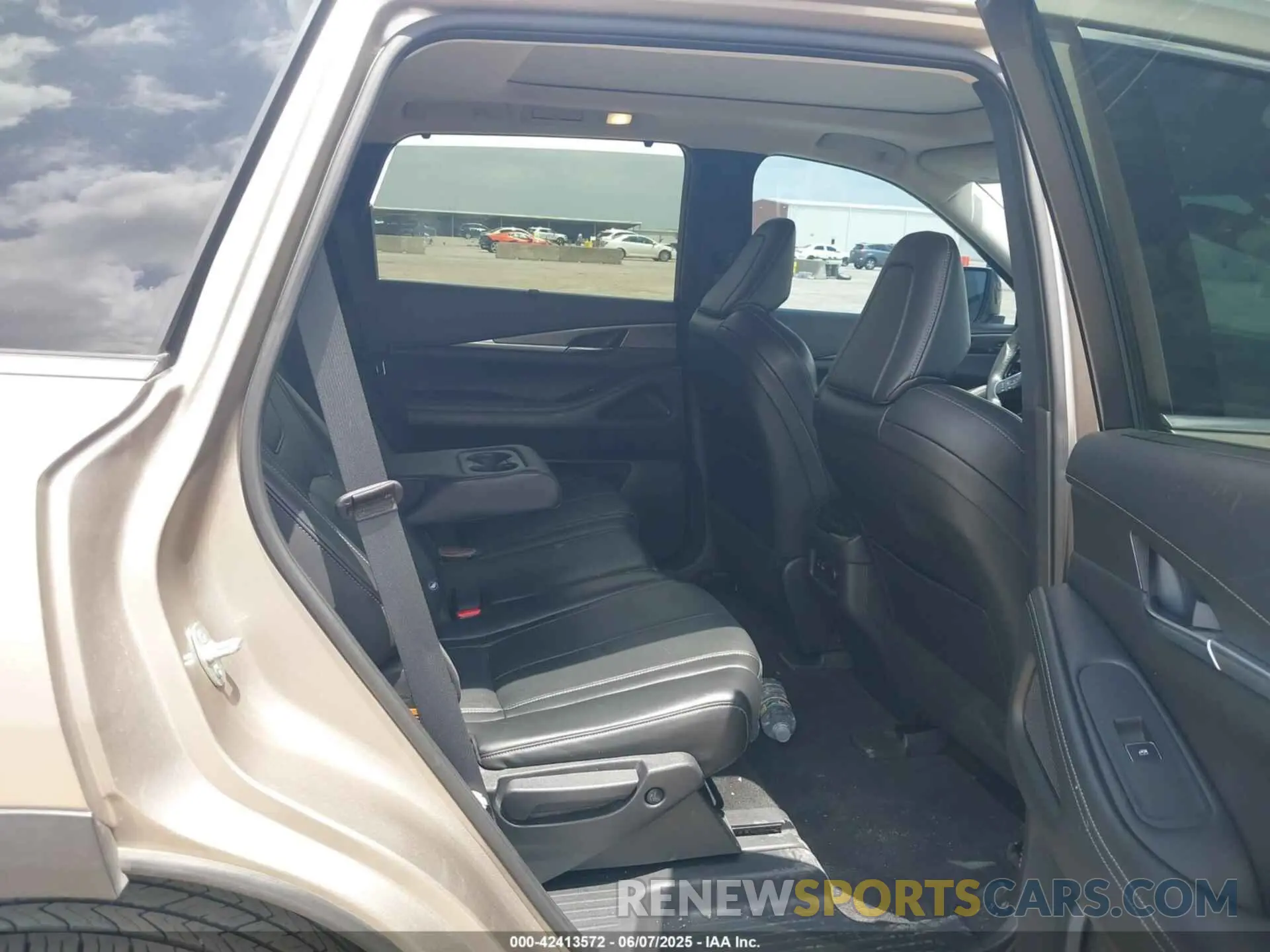 8 Photograph of a damaged car 5N1DL1FR9NC333156 INFINITI QX60 2022