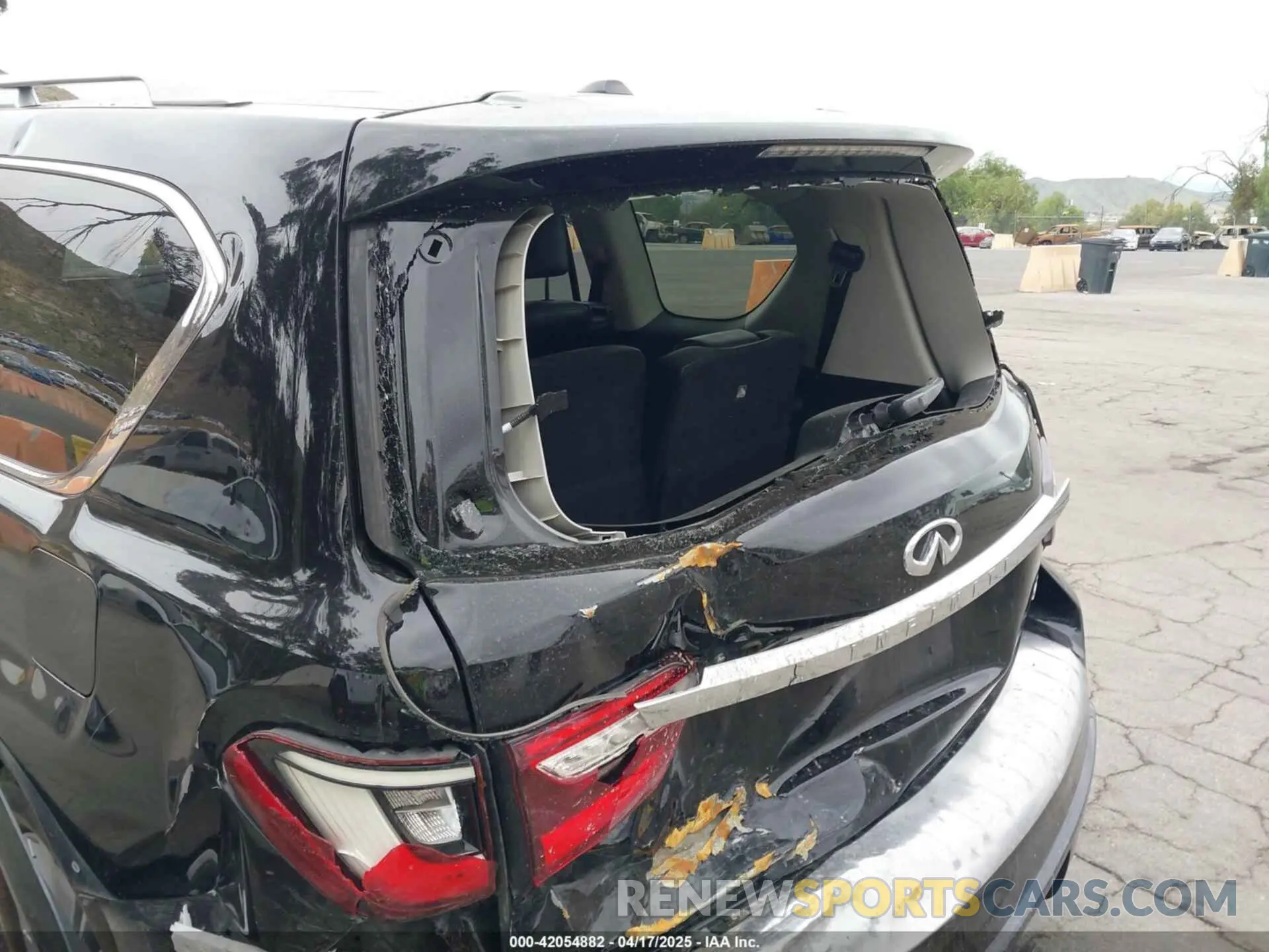 18 Photograph of a damaged car JN8AZ2NF2K9687343 INFINITI QX80 2019