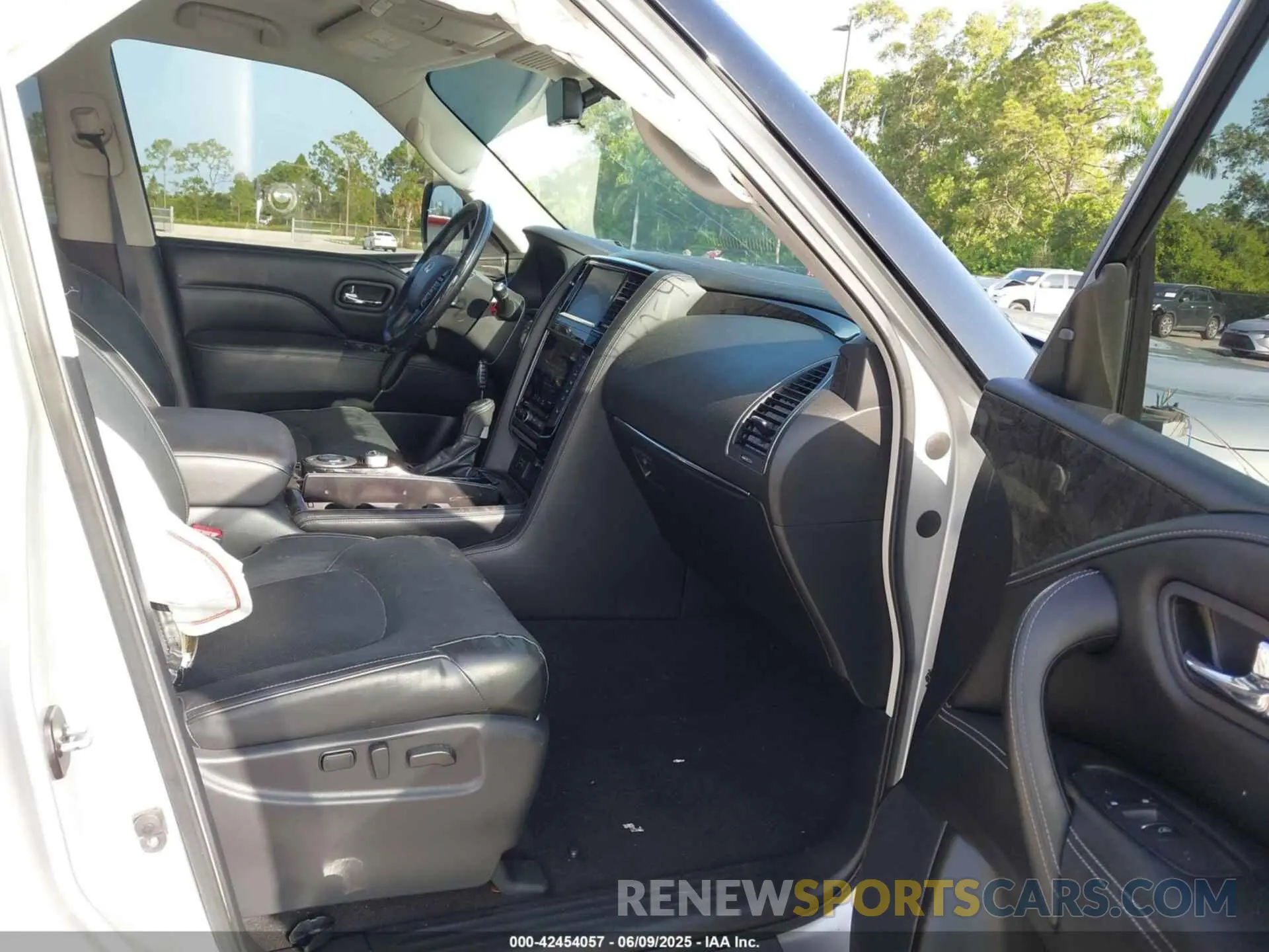 5 Photograph of a damaged car JN8AZ2NF8L9704194 INFINITI QX80 2020