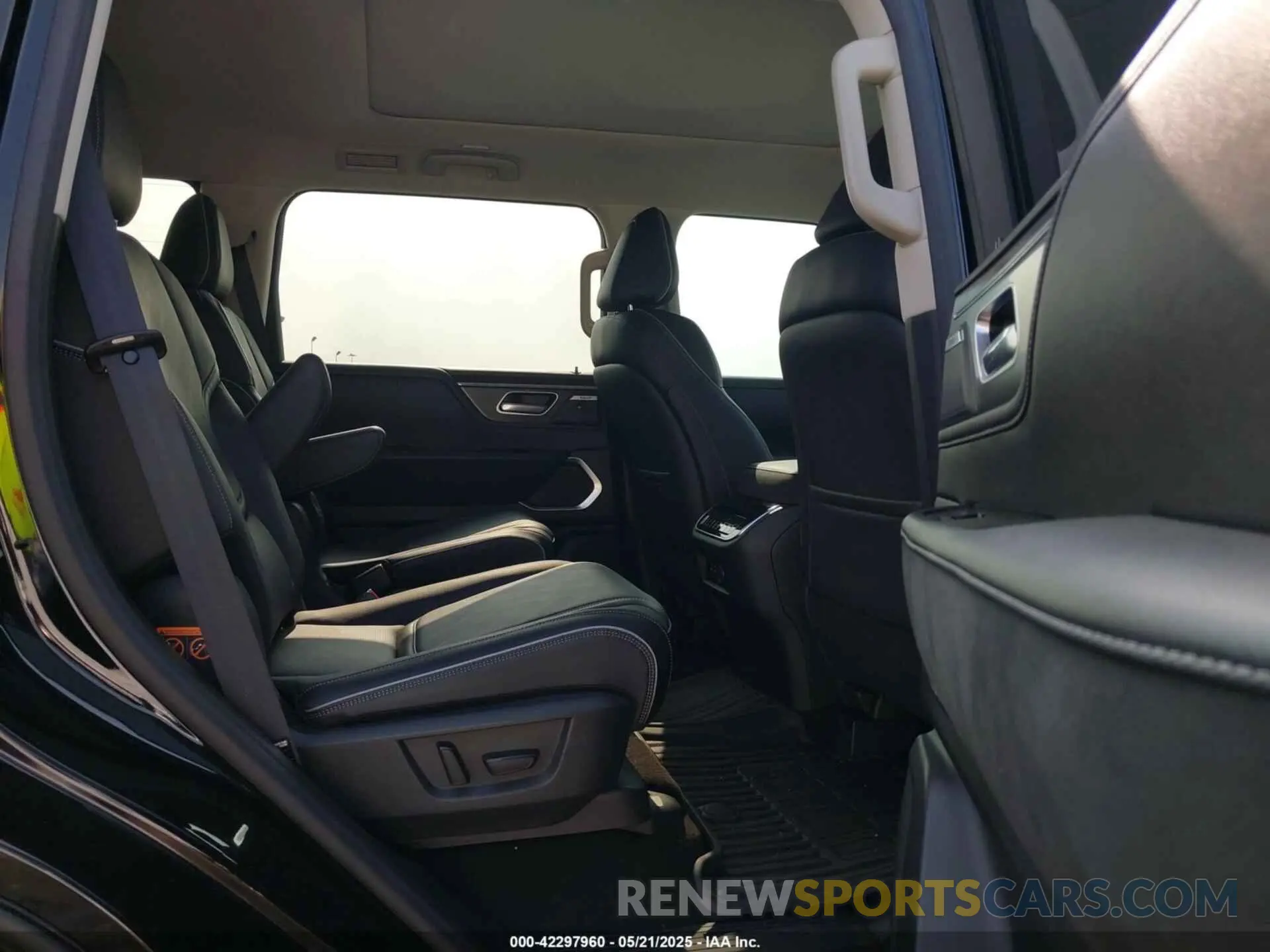 8 Photograph of a damaged car JN8AZ3BA5S9000872 INFINITI QX80 2025