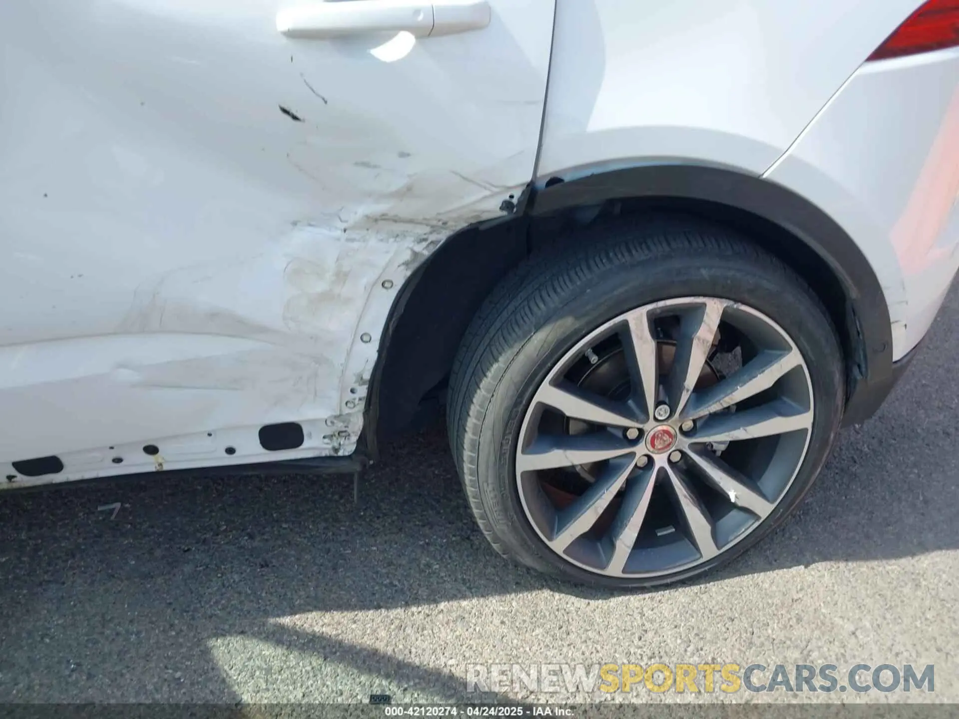 6 Photograph of a damaged car SADFP2FX8K1Z70007 JAGUAR E-PACE 2019