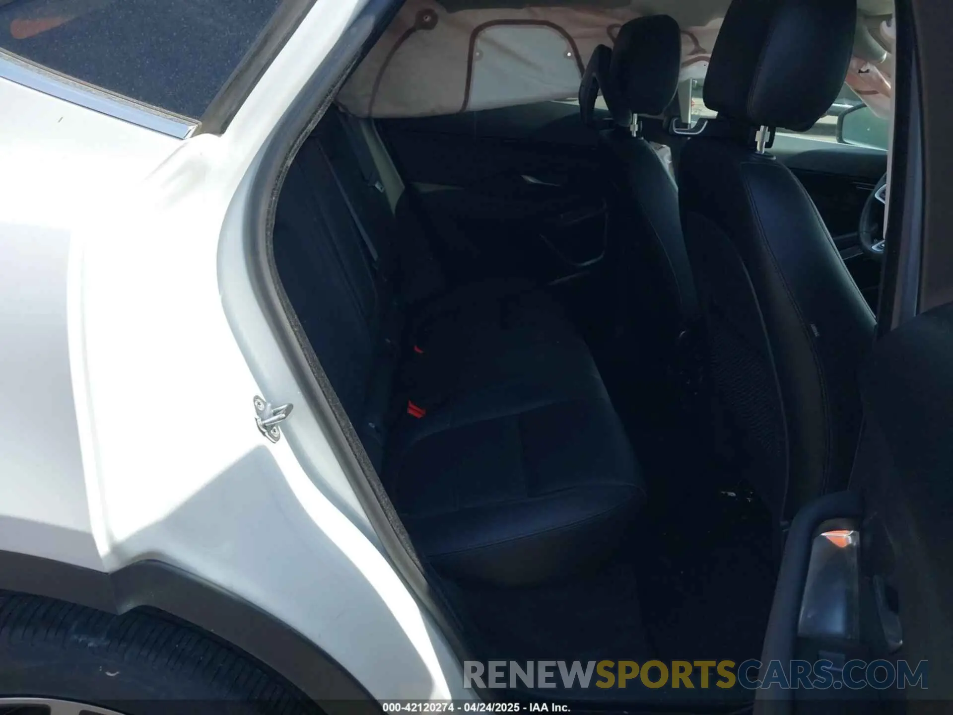 8 Photograph of a damaged car SADFP2FX8K1Z70007 JAGUAR E-PACE 2019