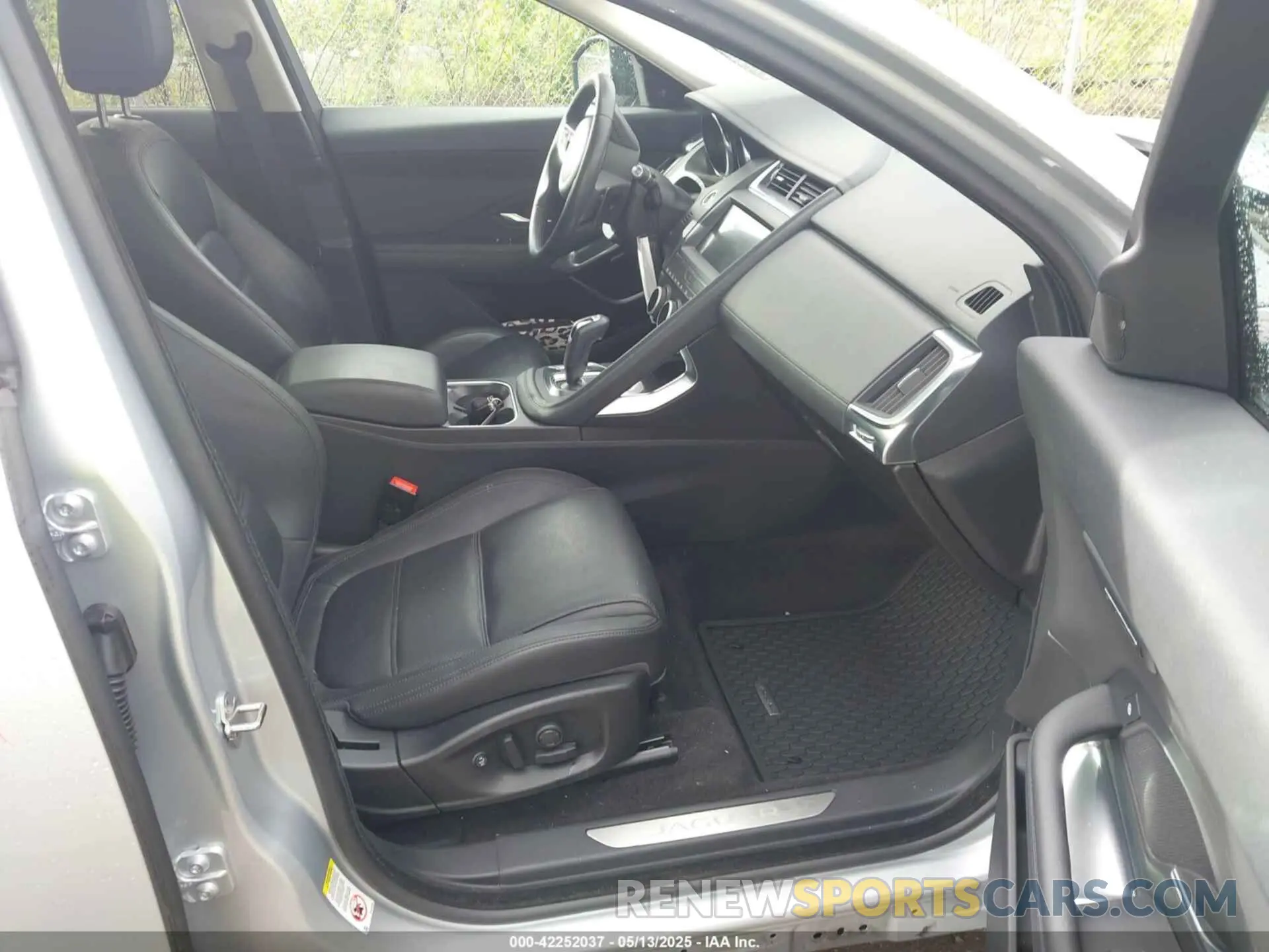 5 Photograph of a damaged car SADFP2FX9L1Z81129 JAGUAR E-PACE 2020