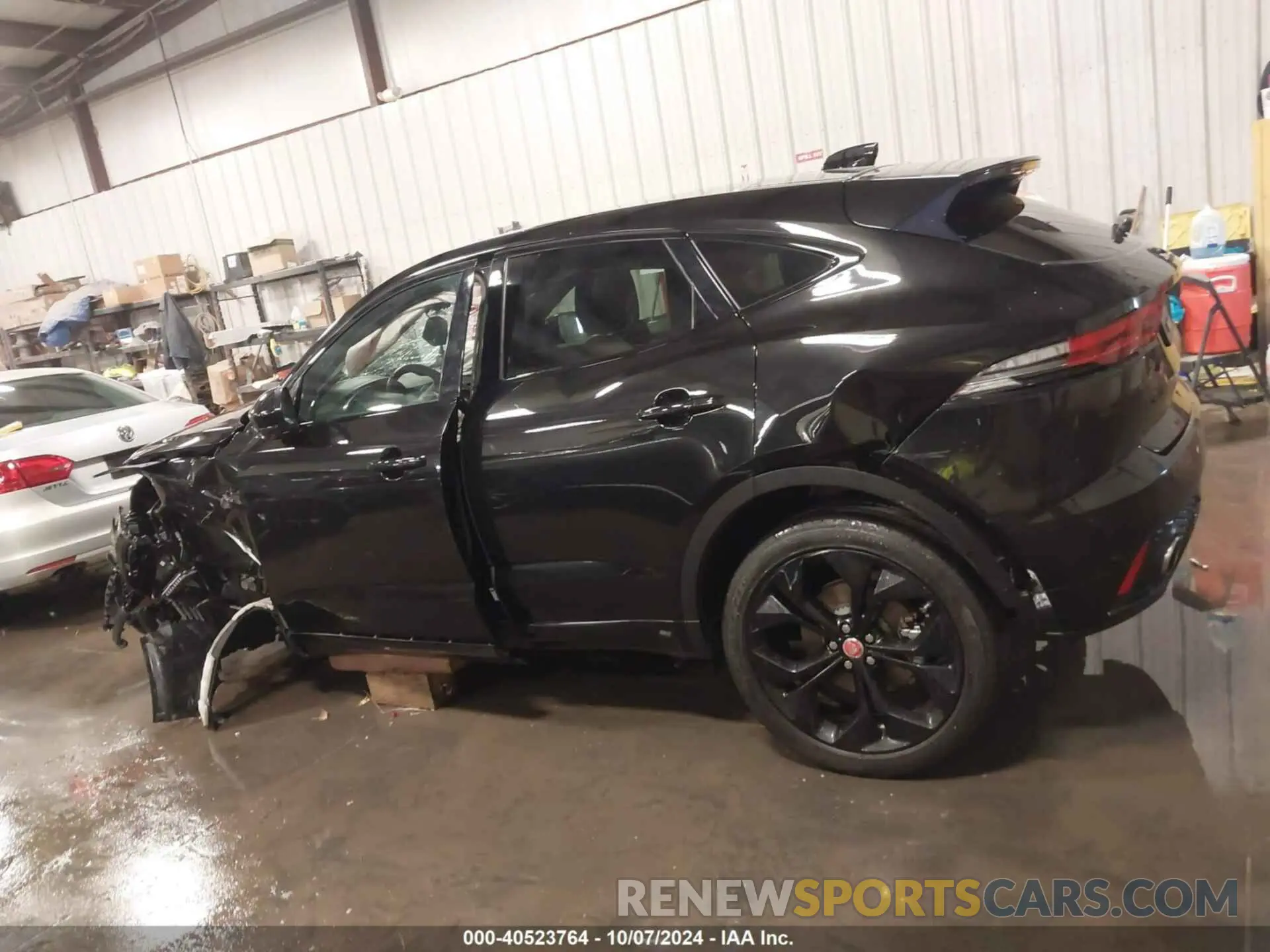 14 Photograph of a damaged car SADF12GX3M1023931 JAGUAR E-PACE 2021