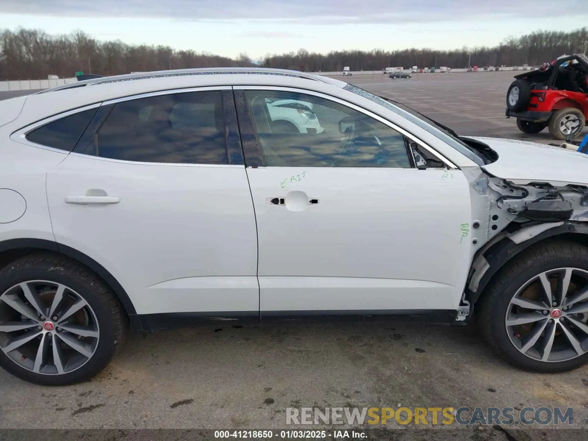 14 Photograph of a damaged car SADFP2FX3N1031142 JAGUAR E-PACE 2022