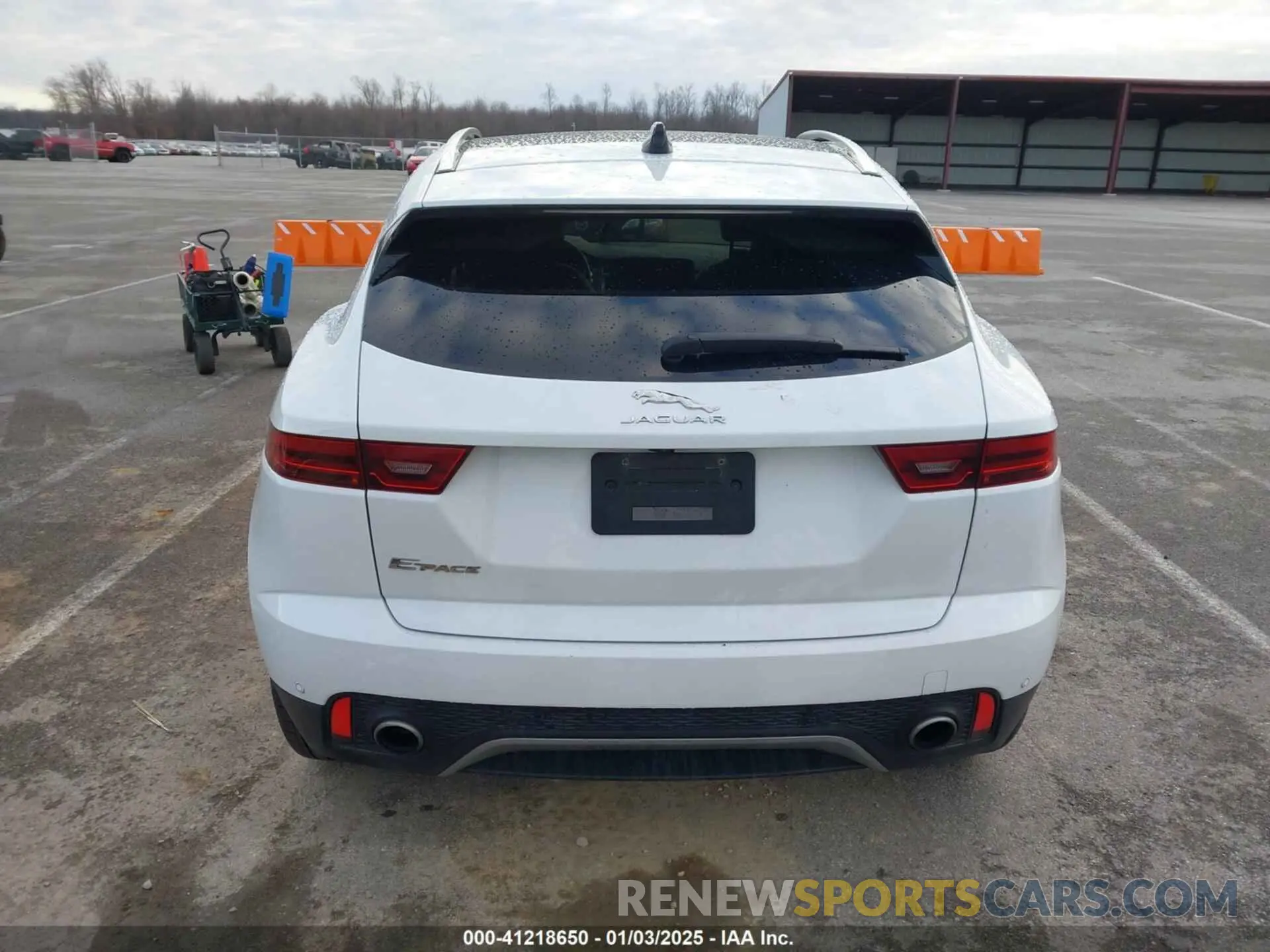 17 Photograph of a damaged car SADFP2FX3N1031142 JAGUAR E-PACE 2022