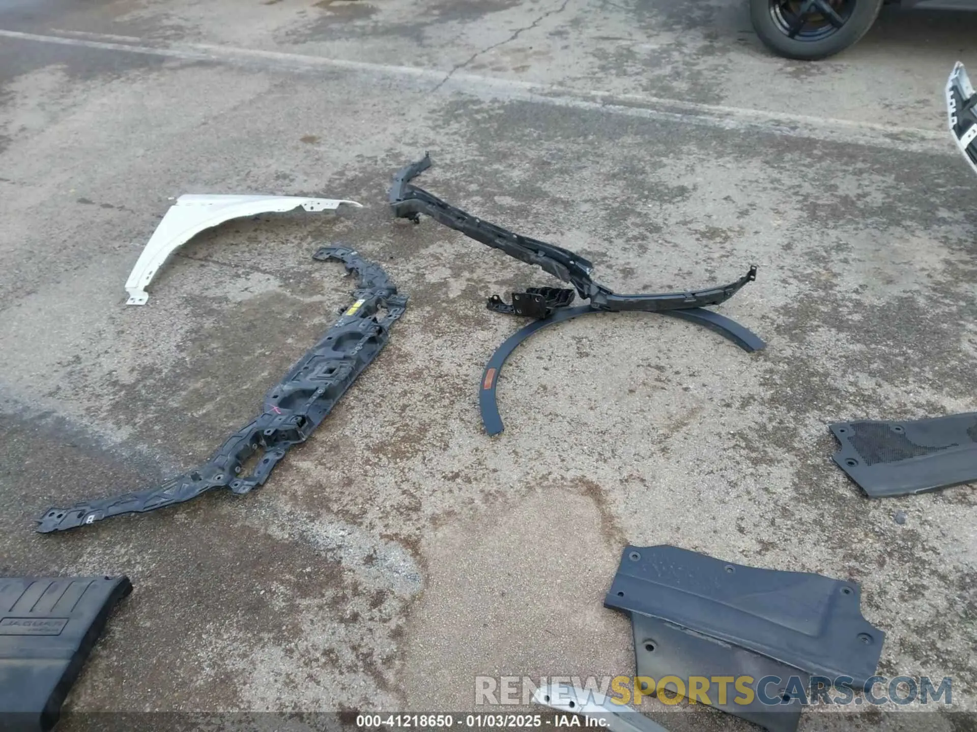19 Photograph of a damaged car SADFP2FX3N1031142 JAGUAR E-PACE 2022