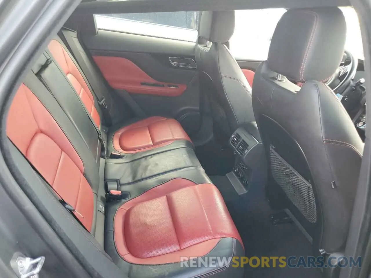 11 Photograph of a damaged car SADCL2FX2KA361879 JAGUAR F-PACE 2019