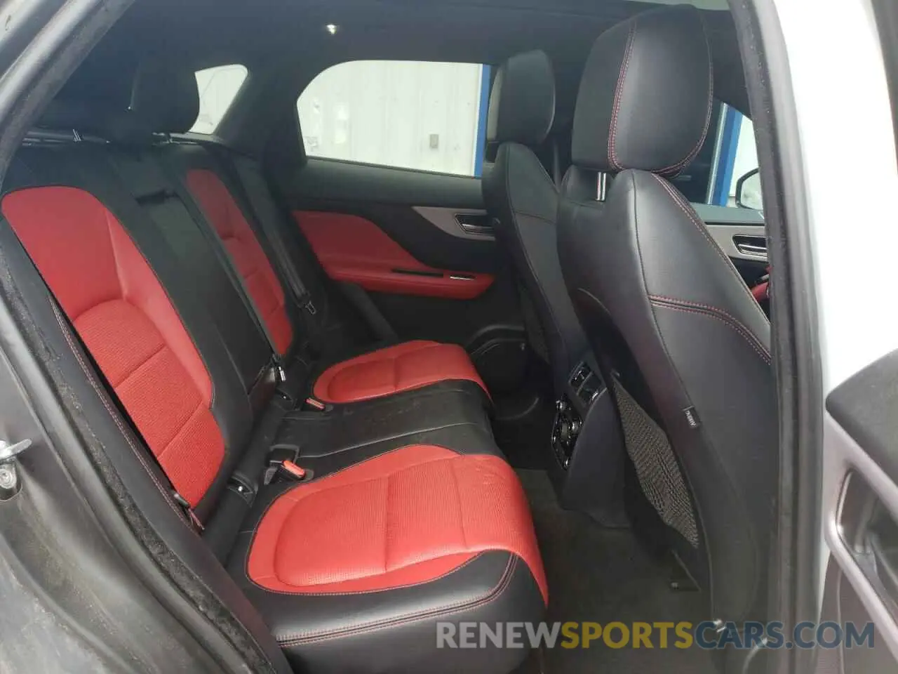 11 Photograph of a damaged car SADCL2FX7KA364583 JAGUAR F-PACE 2019