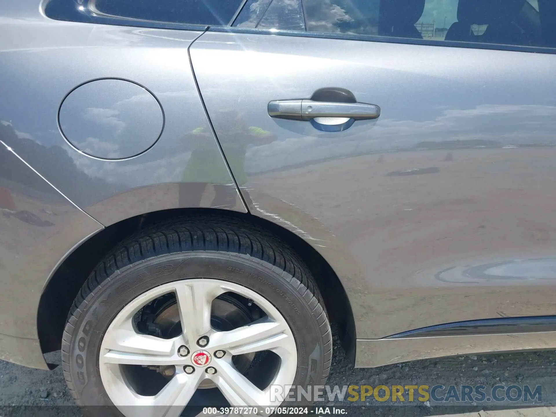 18 Photograph of a damaged car SADCL2GXXKA398371 JAGUAR F-PACE 2019