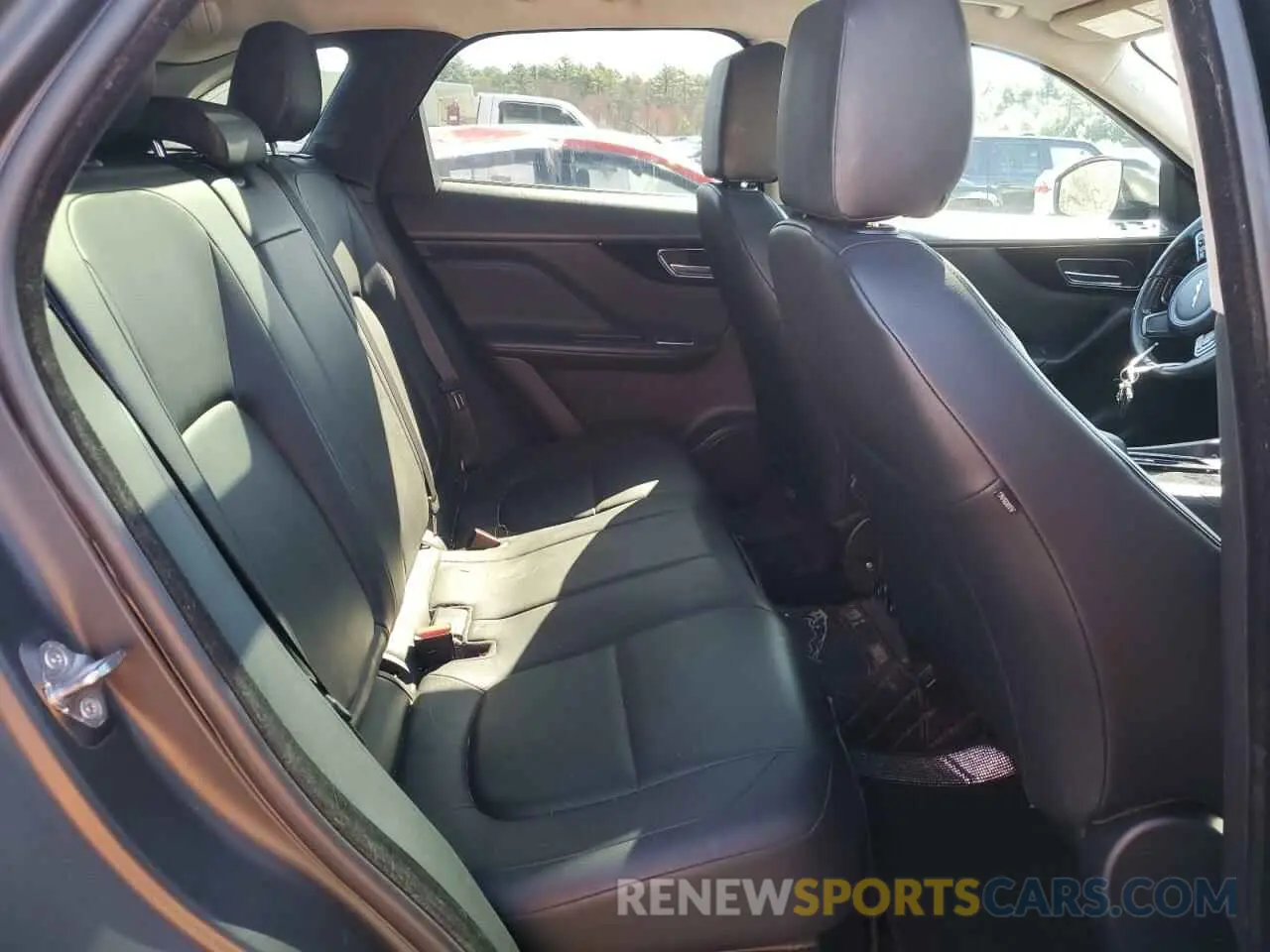 11 Photograph of a damaged car SADCS2FX2KA602035 JAGUAR F-PACE 2019